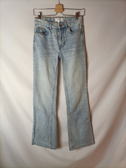 MANGO. Pantalones vaqueros ligeramente acampanados. T 32