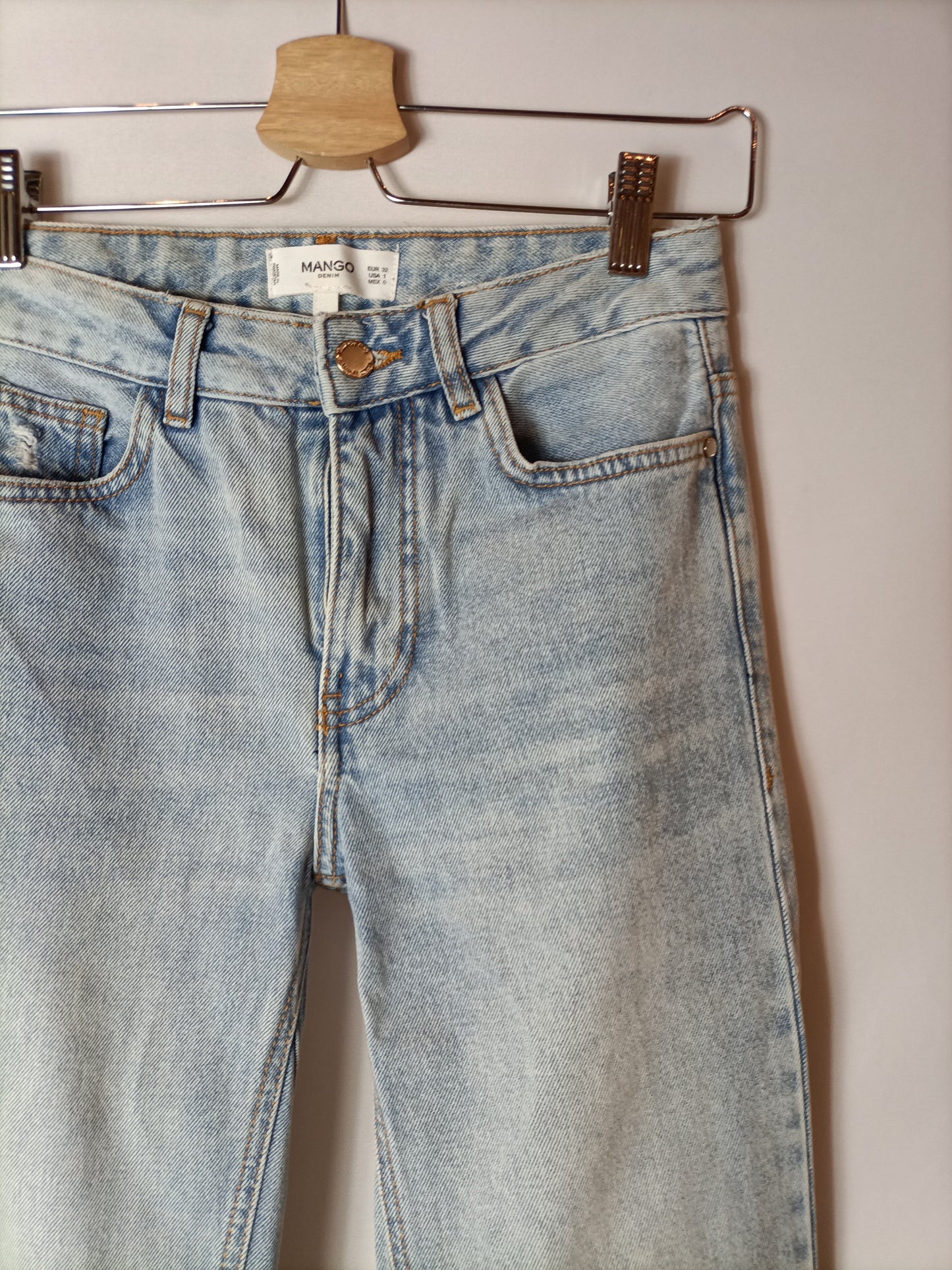 MANGO. Pantalones vaqueros ligeramente acampanados. T 32