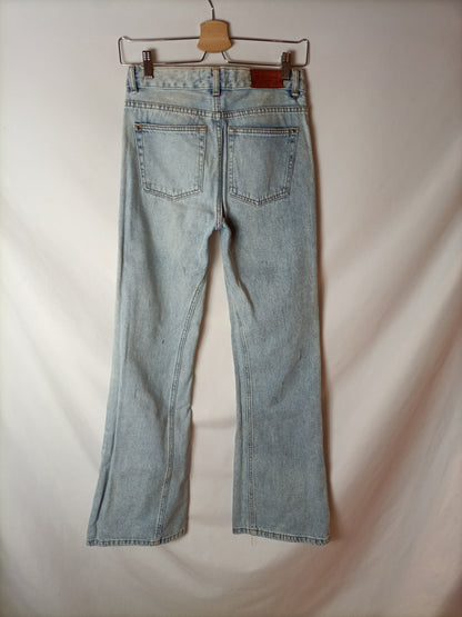 MANGO. Pantalones vaqueros ligeramente acampanados. T 32