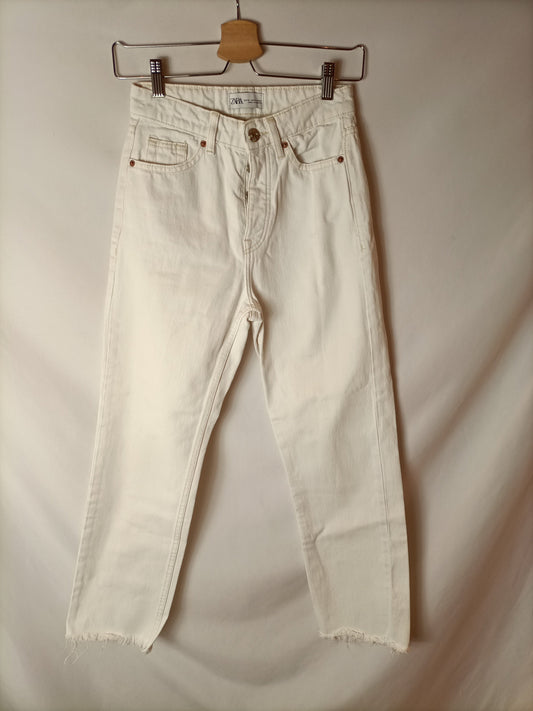 ZARA. Pantalones estilo girlfriend blancos. T 34