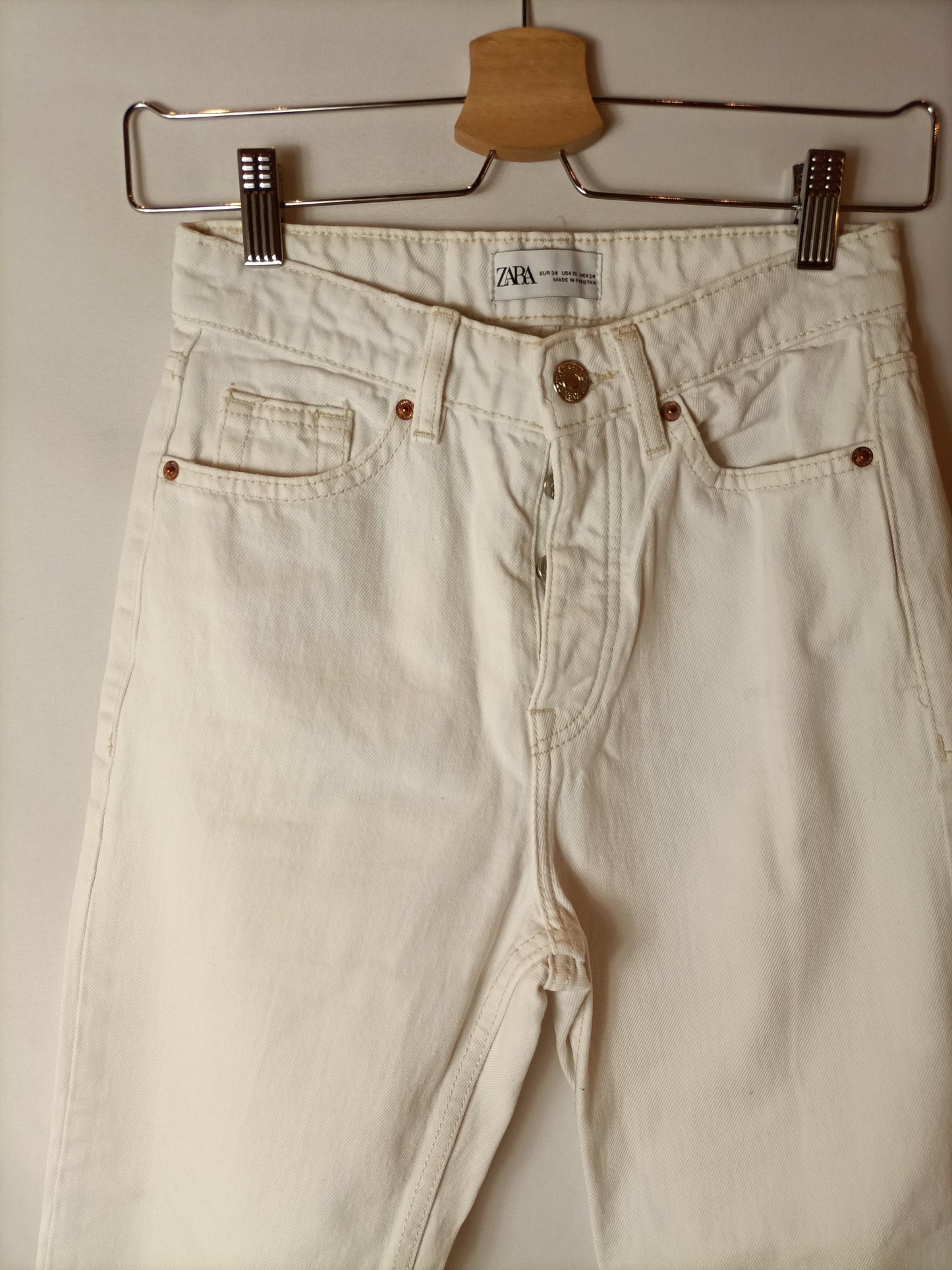 ZARA. Pantalones estilo girlfriend blancos. T 34