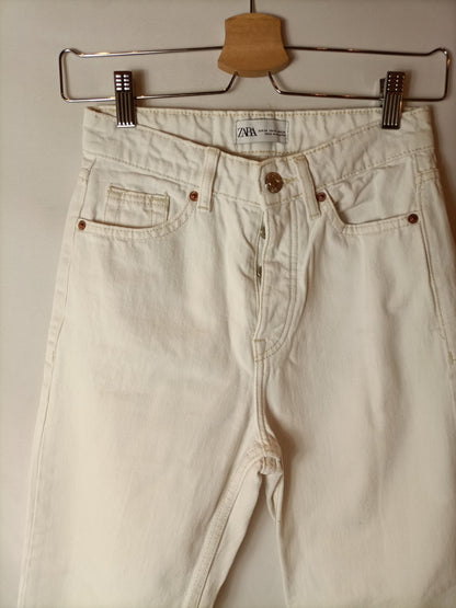 ZARA. Pantalones estilo girlfriend blancos. T 34