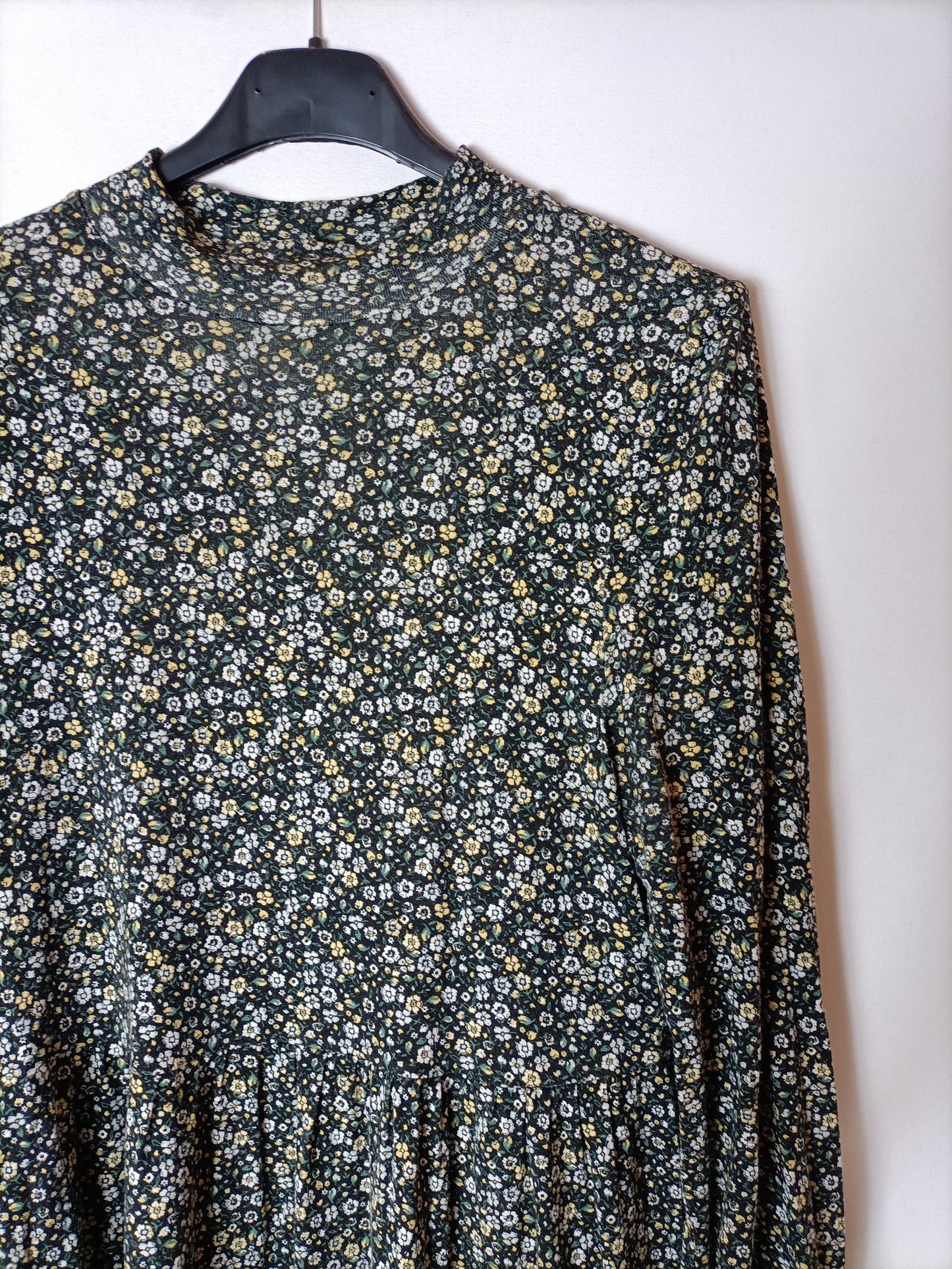 PULL&BEAR. Vestido negro flores pequeñas. T XS (M)