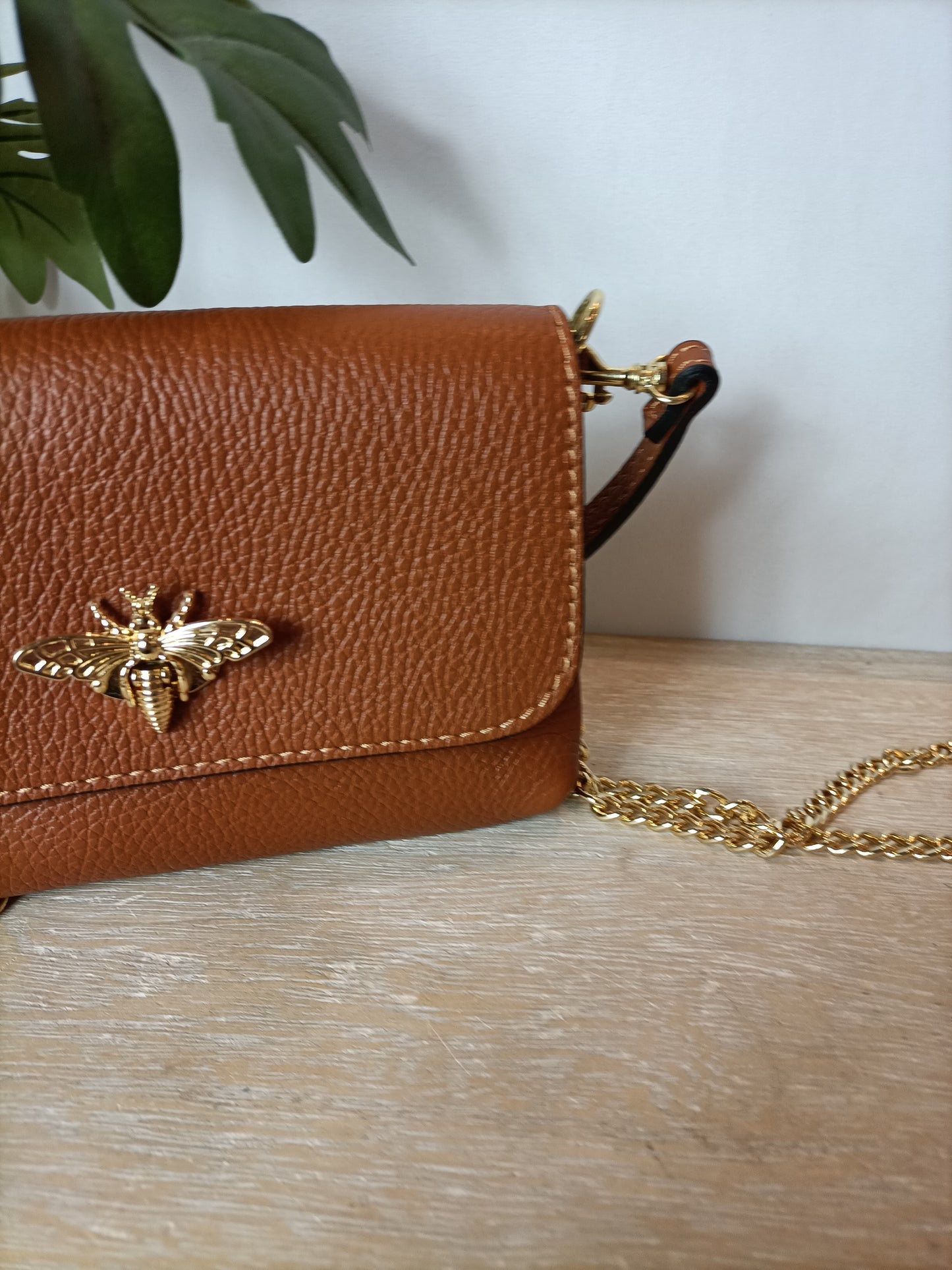 OTRAS. Bolso marrón broche insecto.