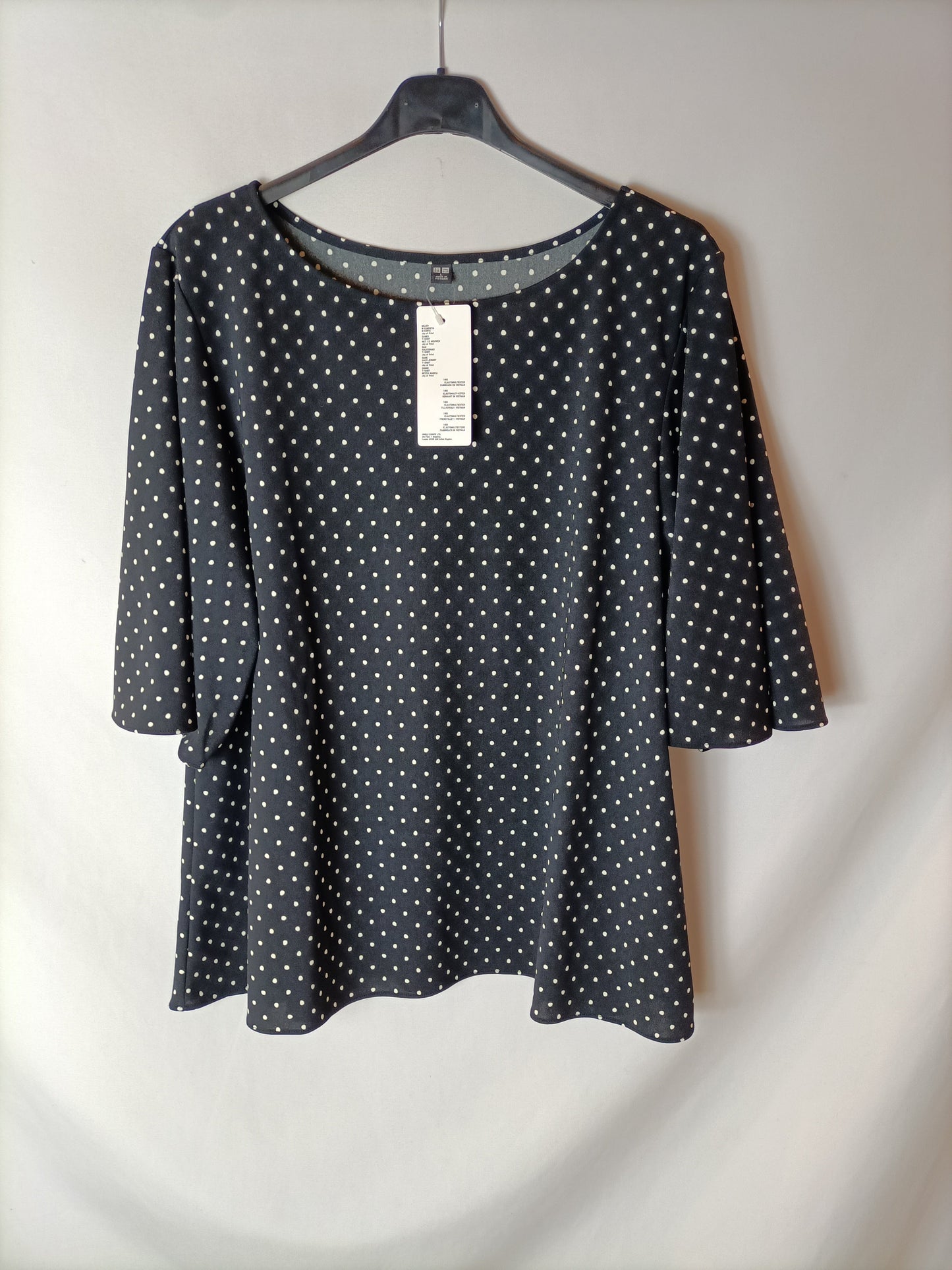 UNIQLO. Top fluido lunares. T L