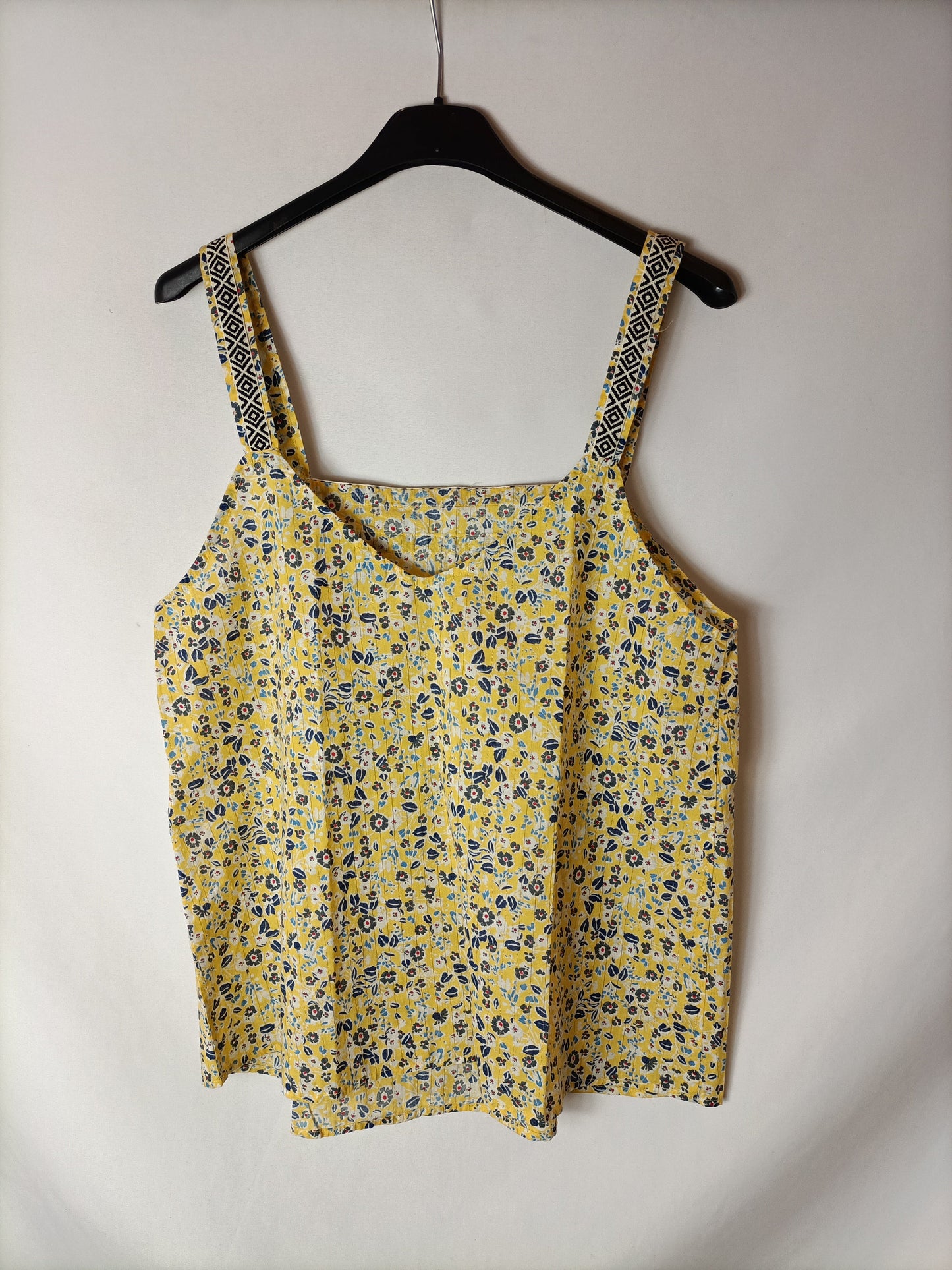 YERSE. Top amarillo flores. T M