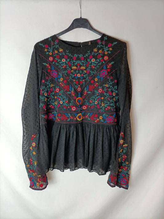 ZARA. Blusa negra flores bordadas. T M
