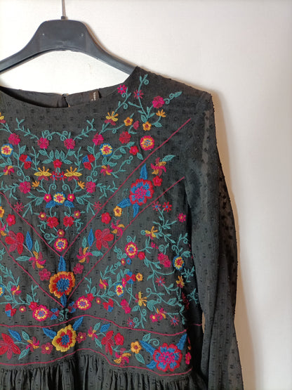 ZARA. Blusa negra flores bordadas. T M