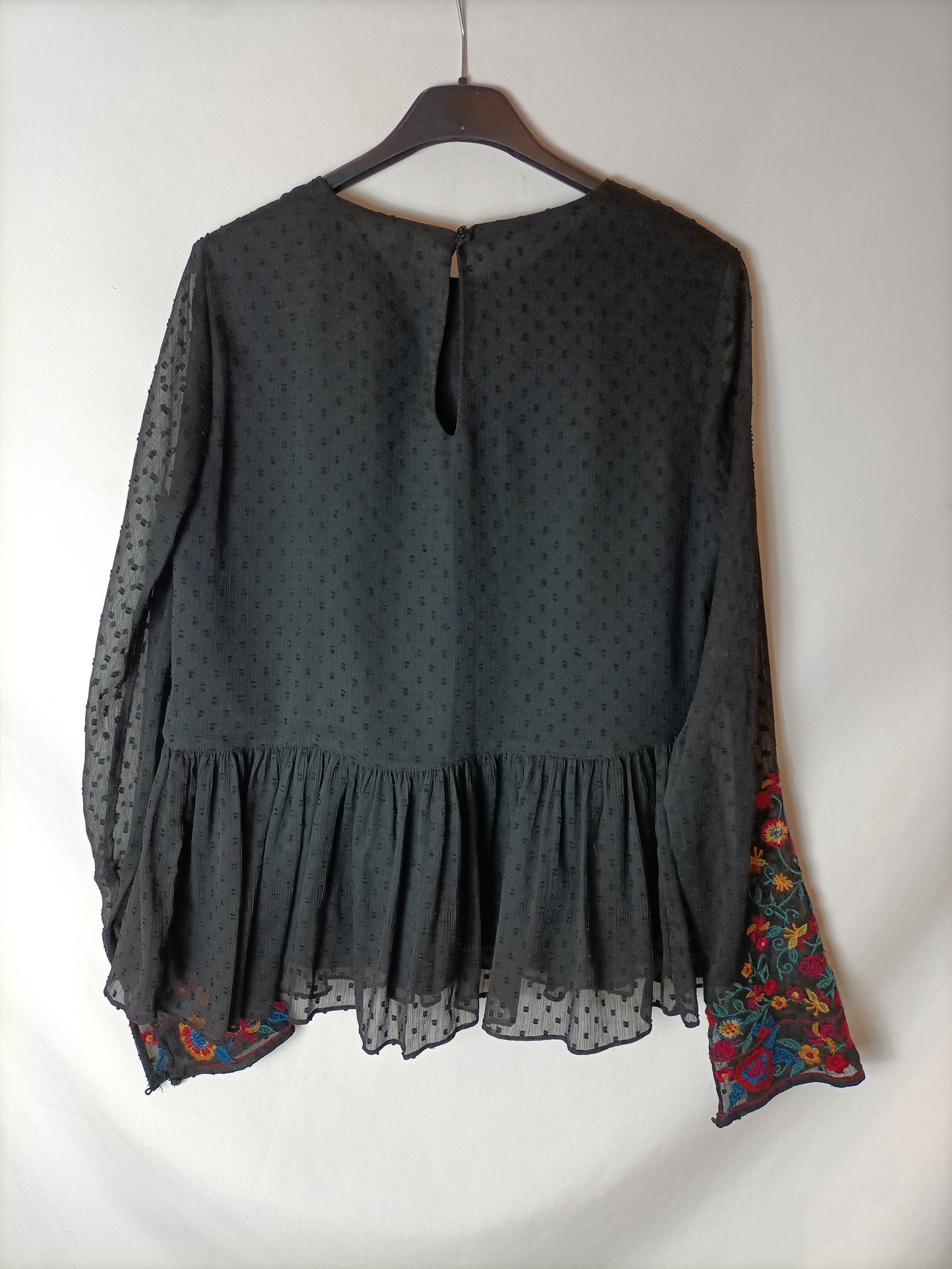 ZARA. Blusa negra flores bordadas. T M
