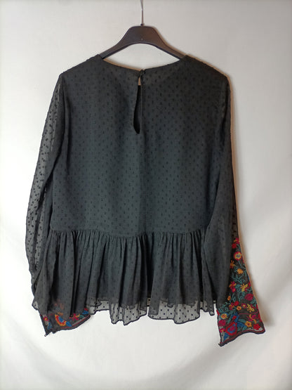 ZARA. Blusa negra flores bordadas. T M