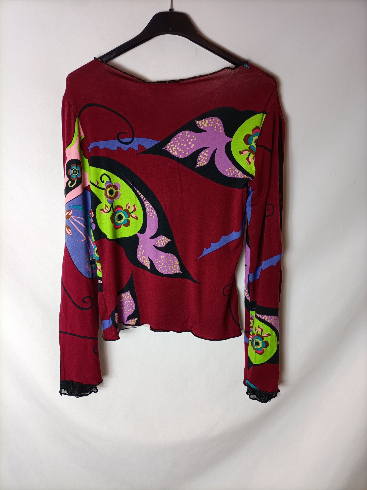 SORTIE DES CLASSES. Top burdeos estampado. T L