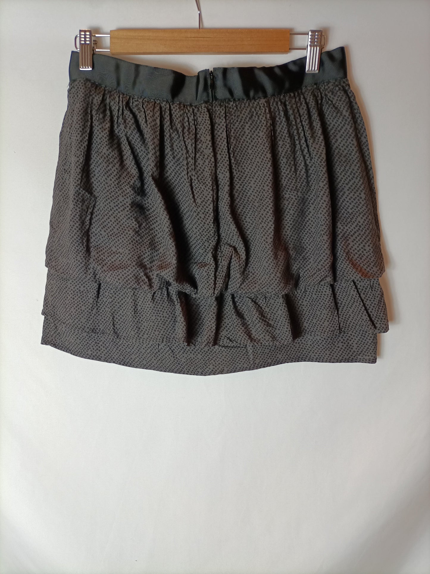 NAF NAF. Falda volante gris y negra. T 38