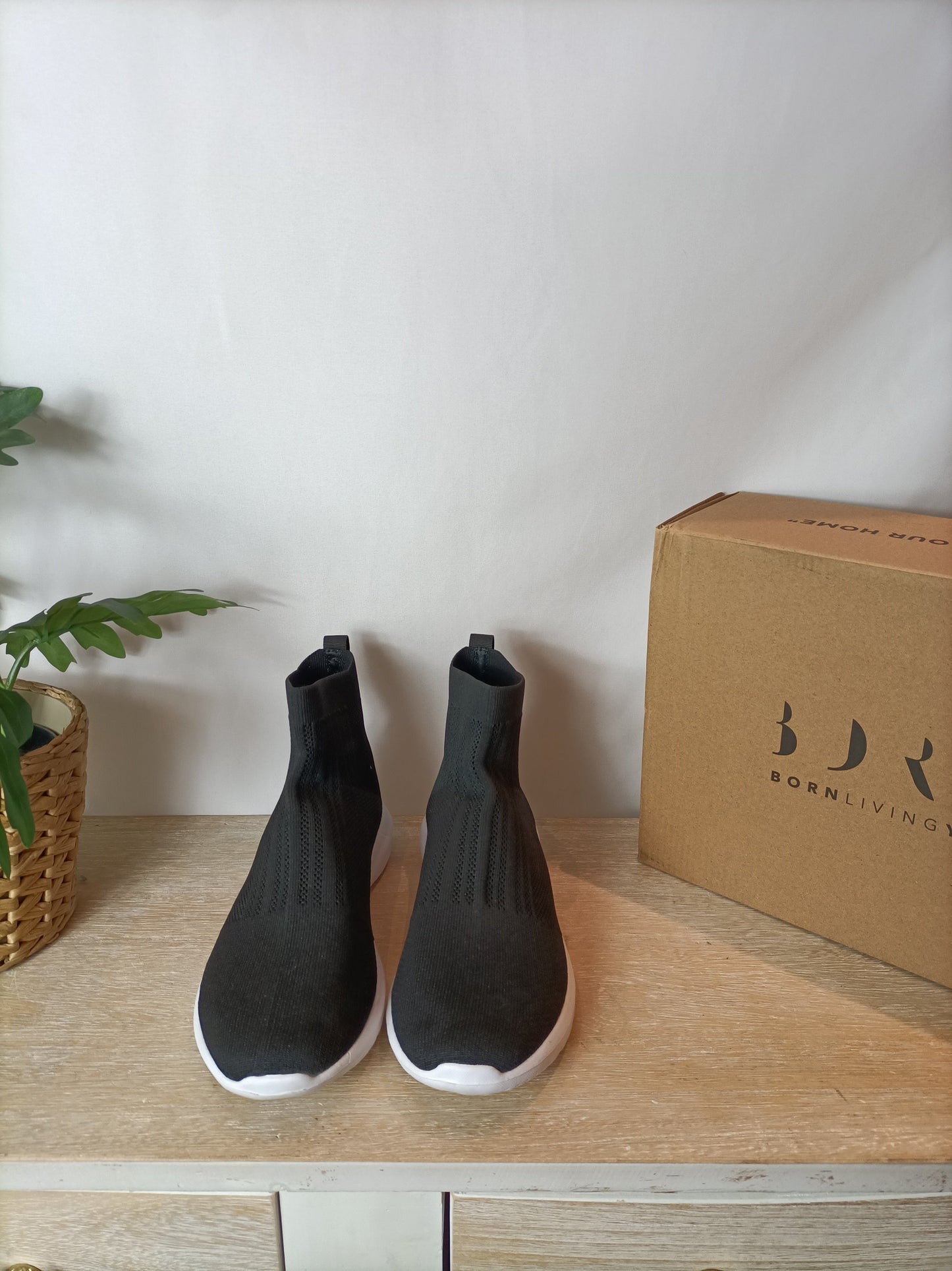 BORN LIVING YOGA. Zapatillas negra botita T.37