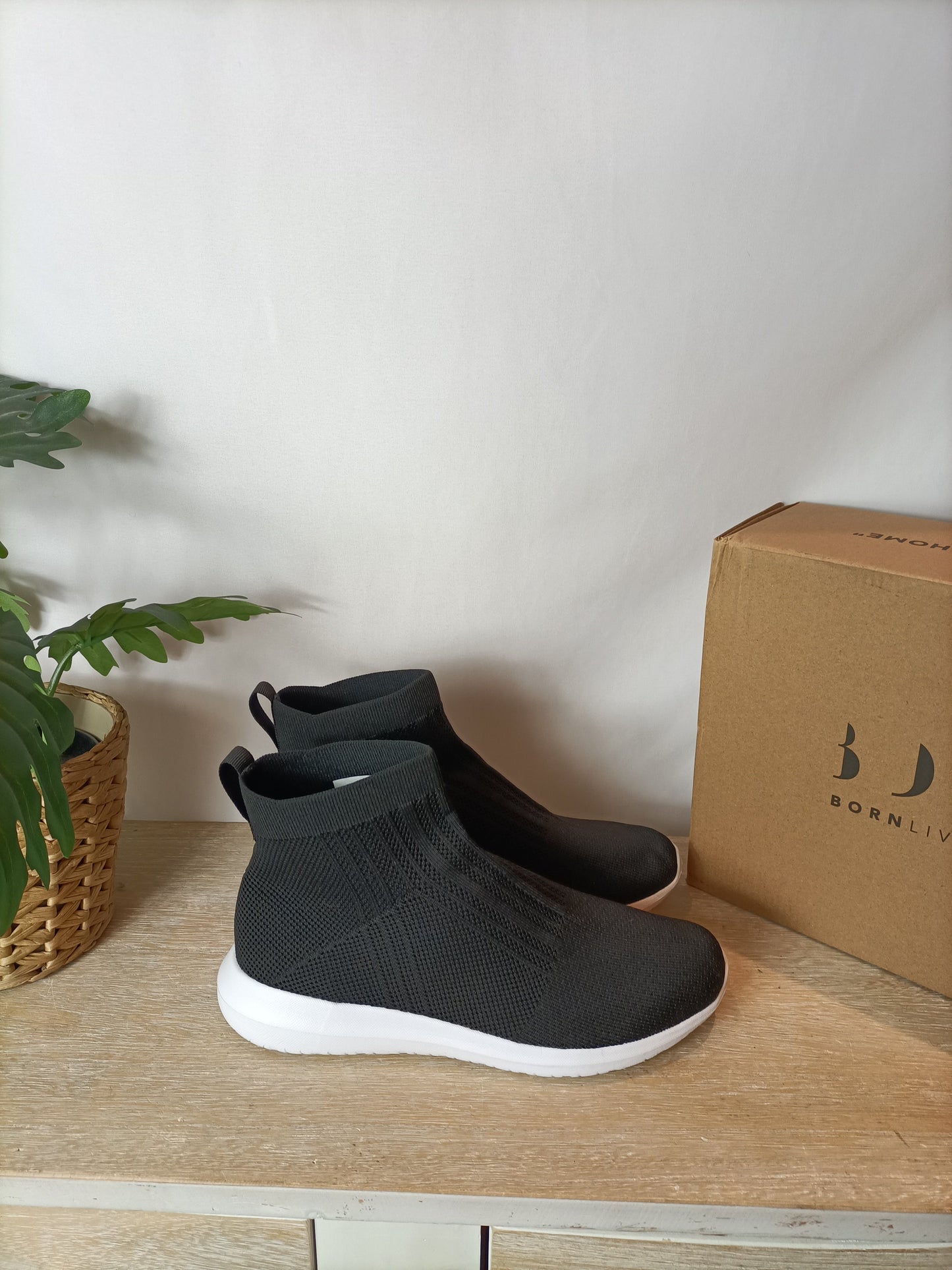 BORN LIVING YOGA. Zapatillas negra botita T.37