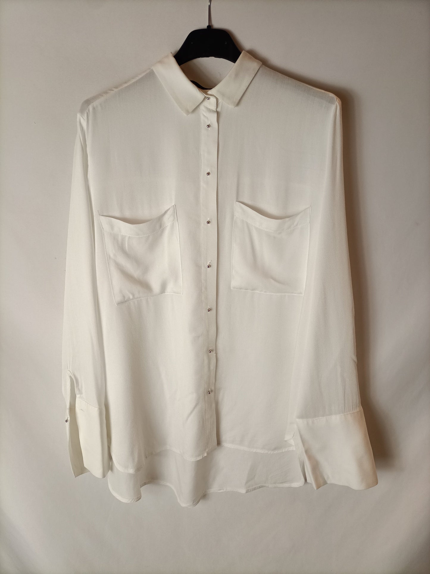 MANGO. Blusa blanca detalle botones. T XS