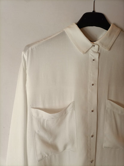 MANGO. Blusa blanca detalle botones. T XS