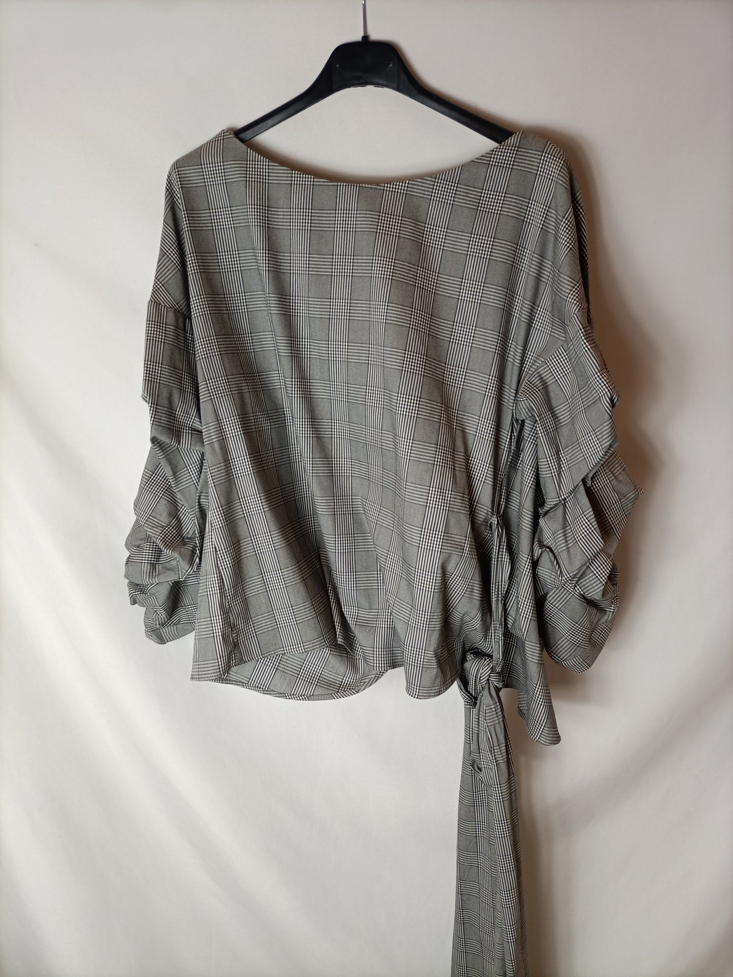 ZARA. Checkered blouse with bow. XS
