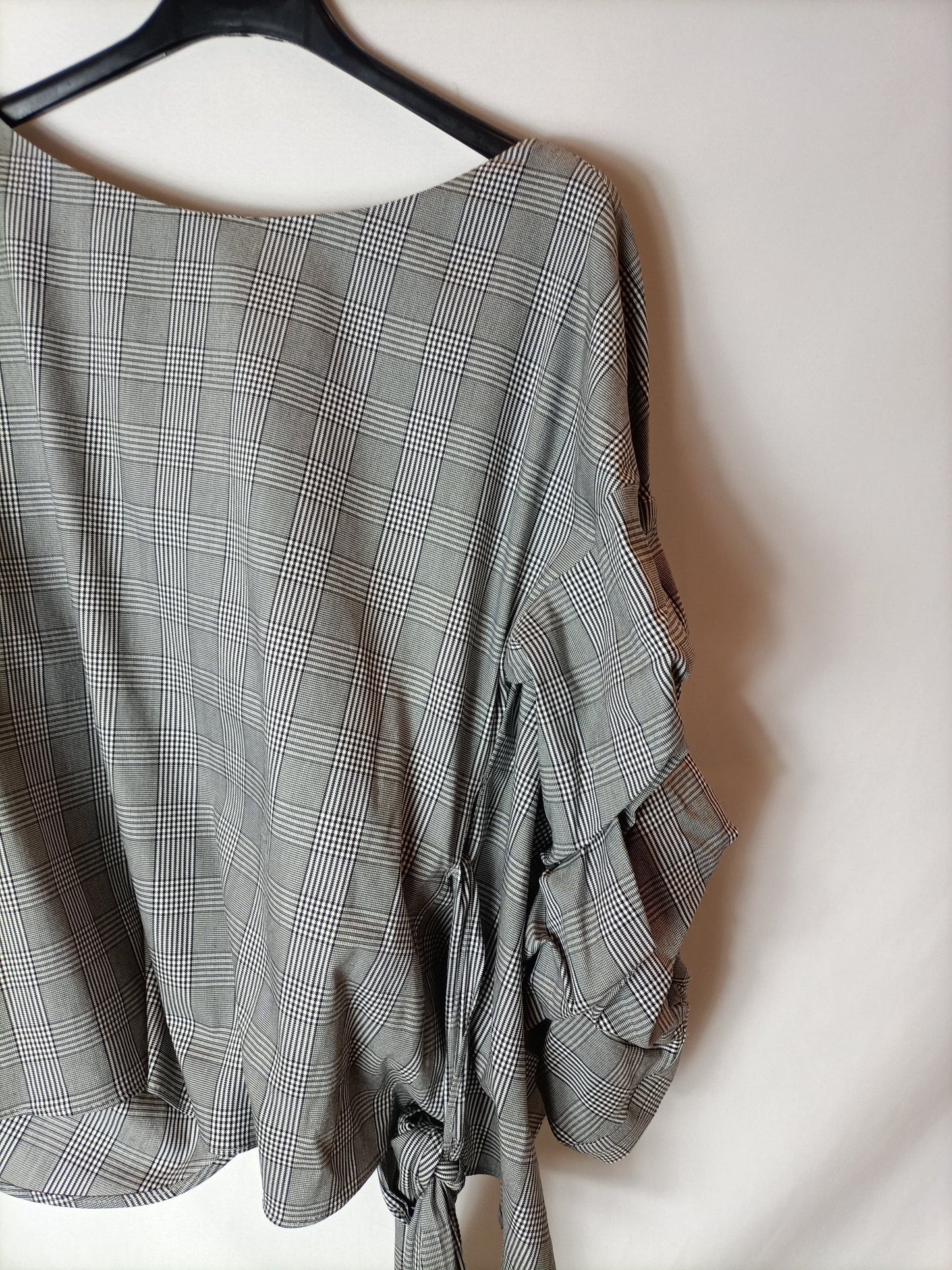 ZARA. Checkered blouse with bow. XS