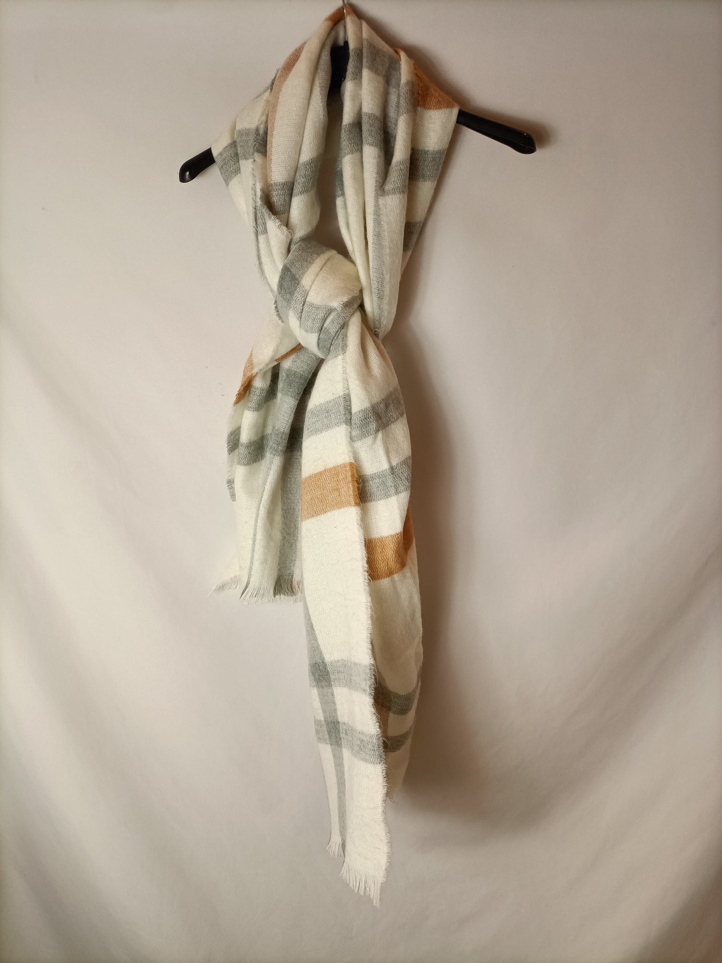 ZARA. Bufanda blanca rayas grises y camel.