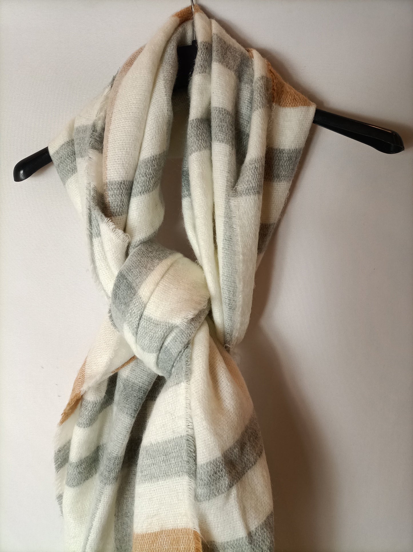 ZARA. Bufanda blanca rayas grises y camel.