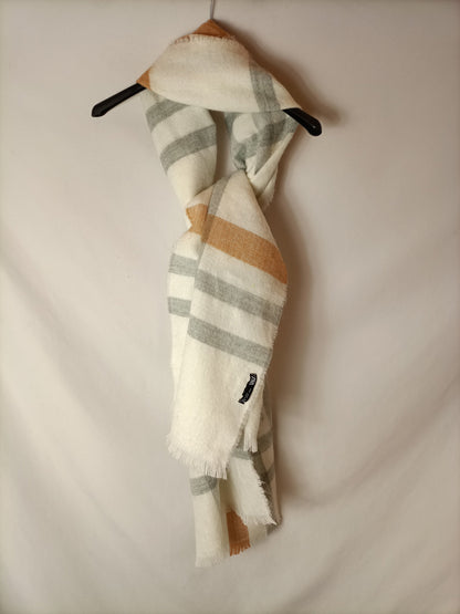 ZARA. Bufanda blanca rayas grises y camel.