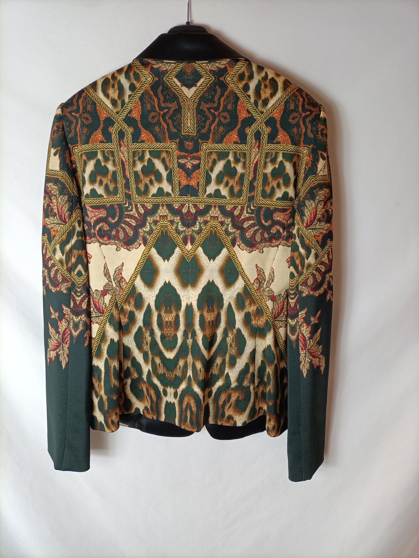 JUSTCAVALLI. Blazer tonos beige estampada T.L