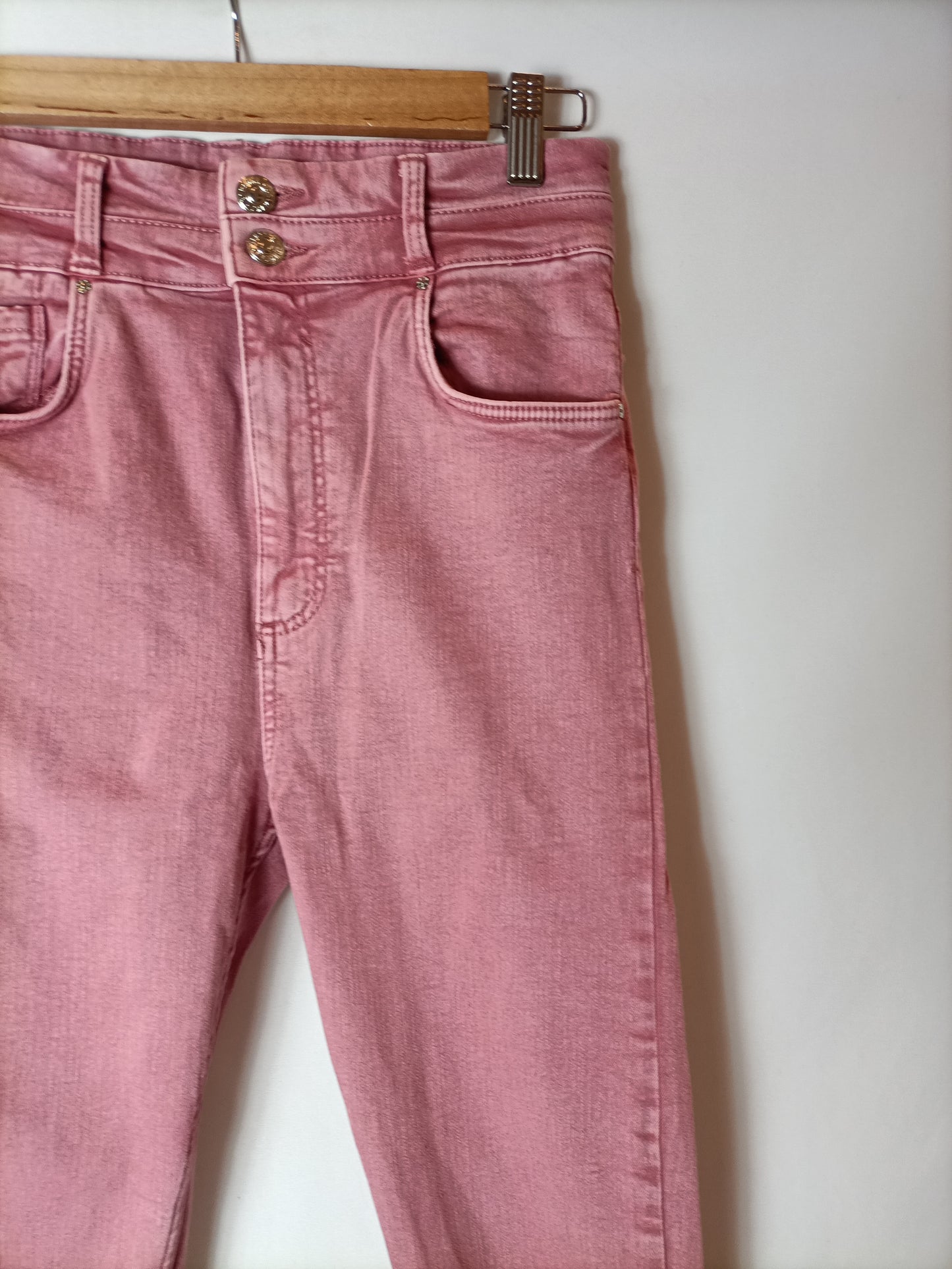 BERSHKA.Pantalón denim rosa T.38