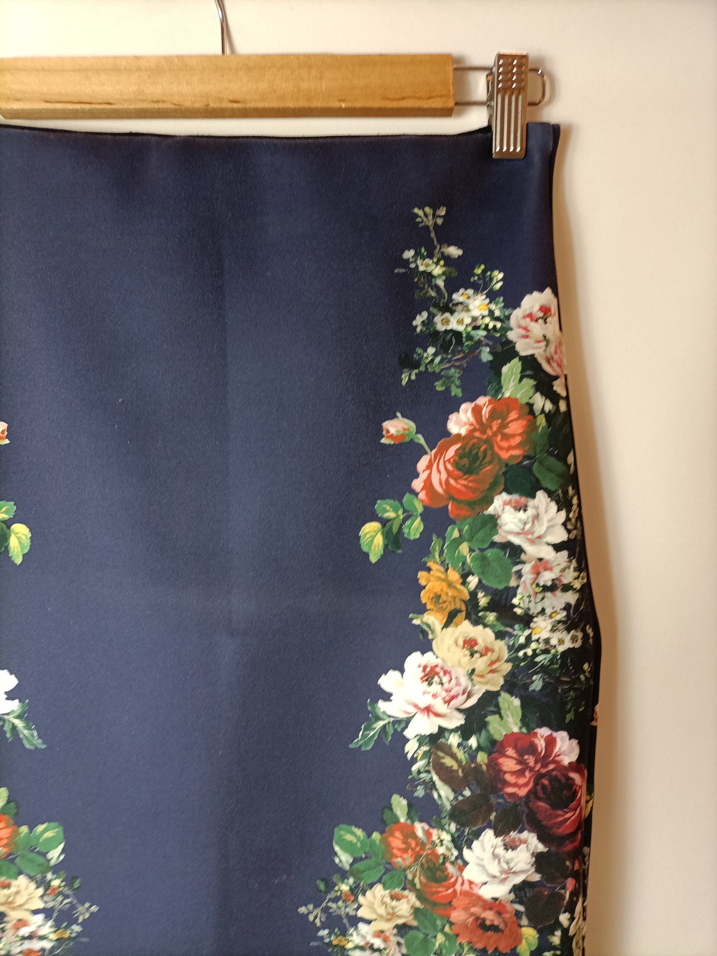 ZARA. Floral fitted skirt Tm