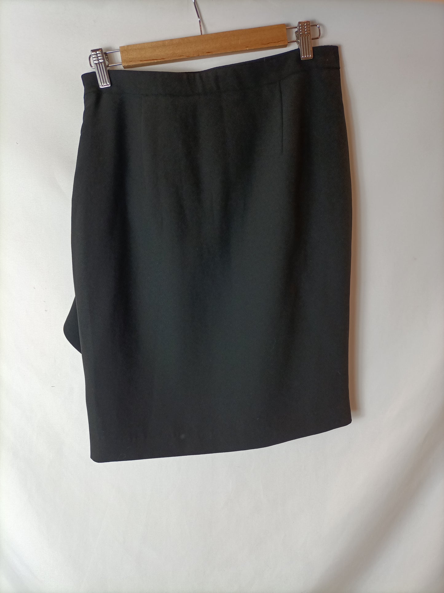 ZARA. Black ruffled skirt Tm