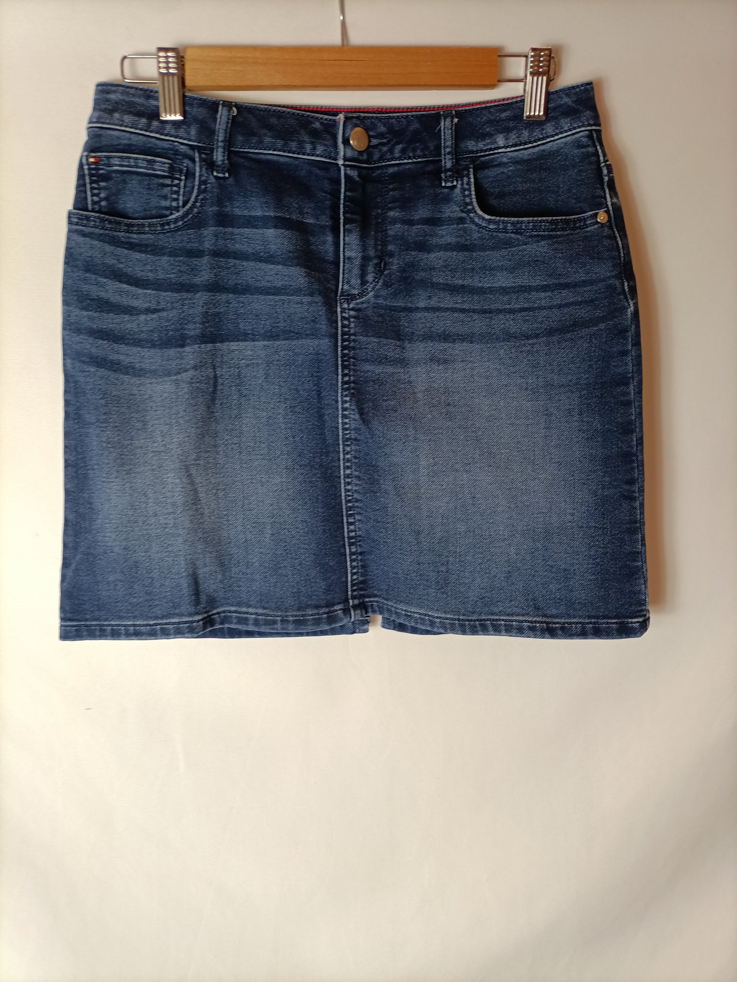 TOMMY HILFIGUER. Classic Ts denim skirt