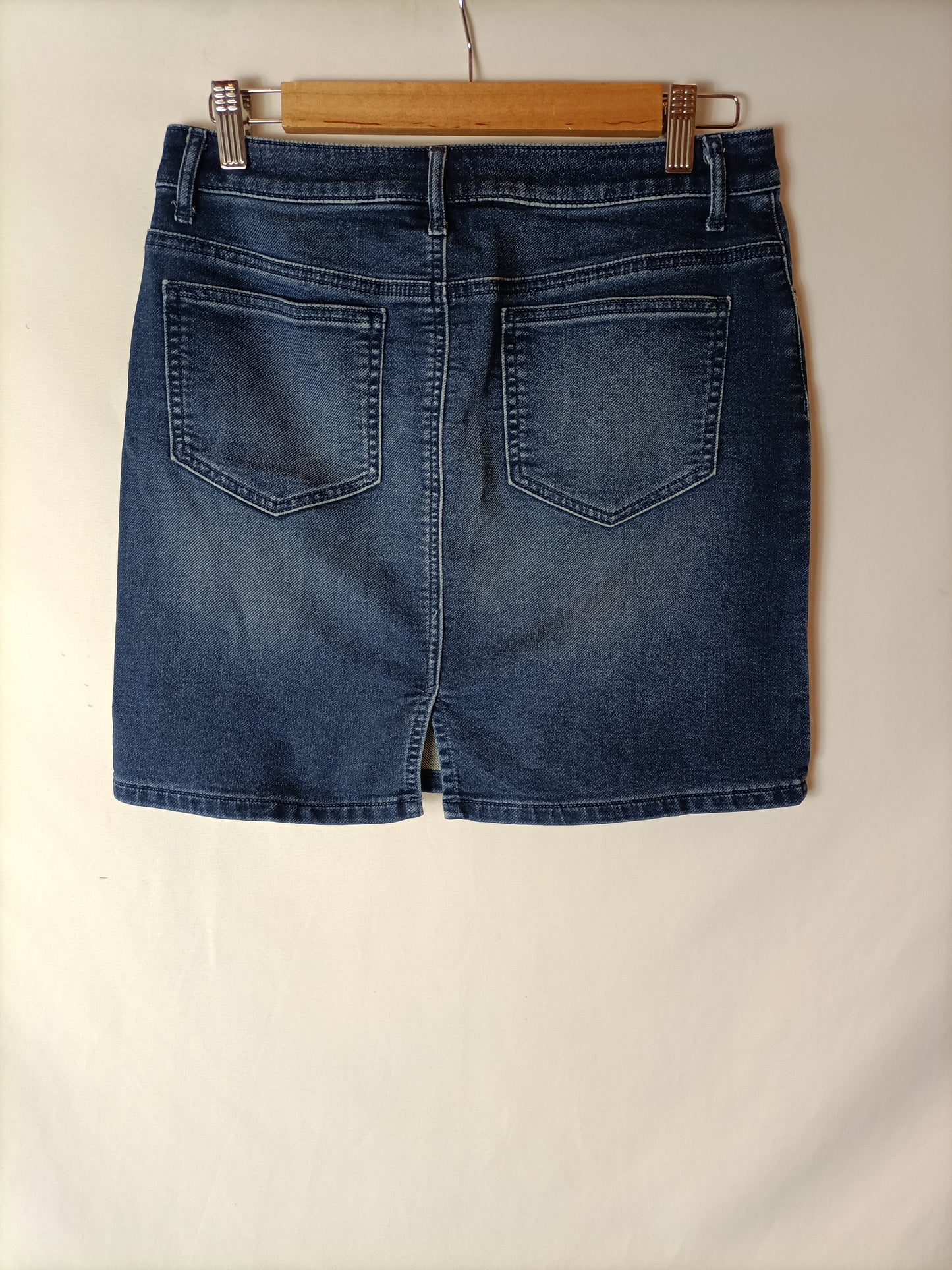 TOMMY HILFIGUER. Classic Ts denim skirt