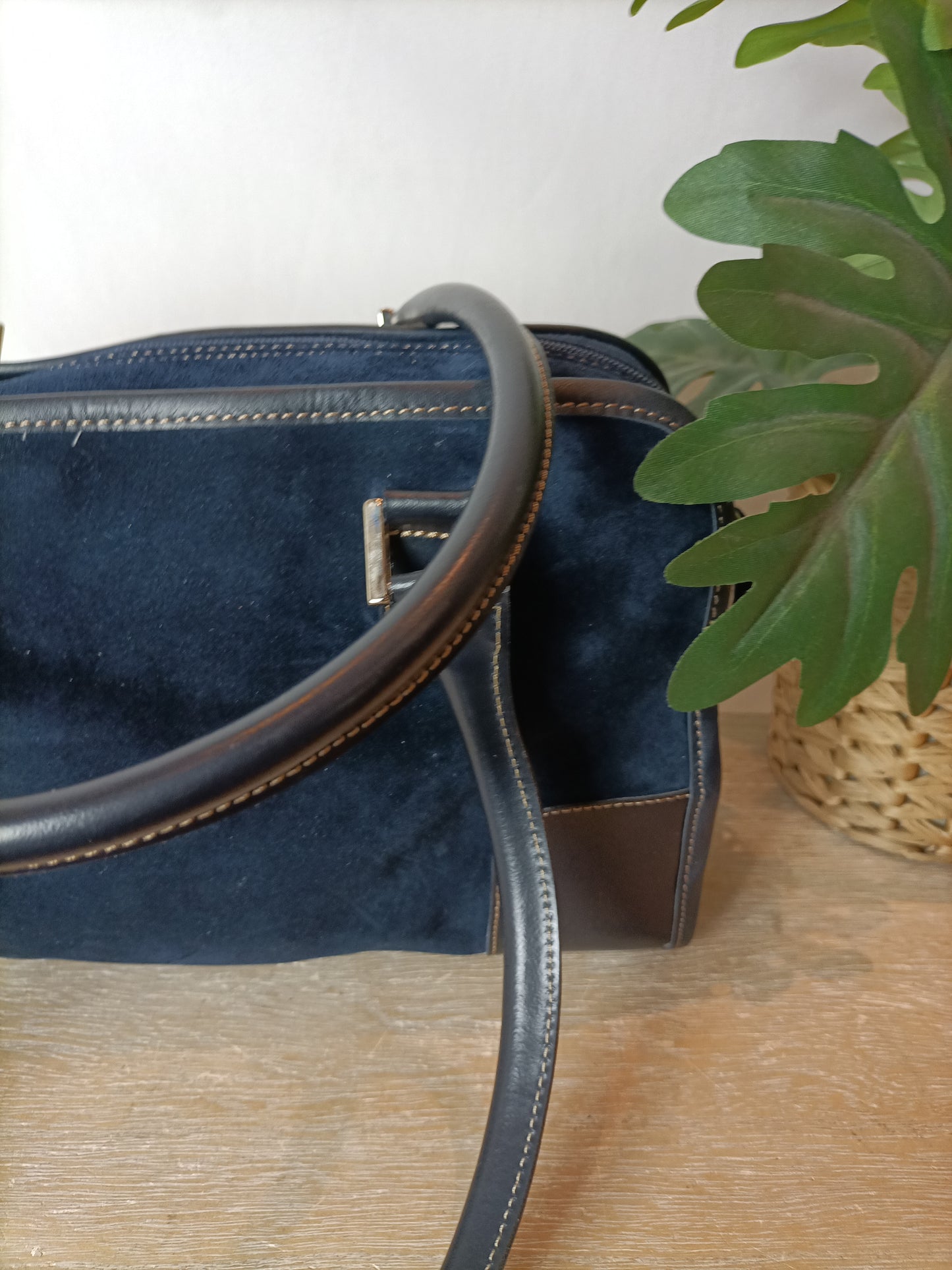 OTRAS. Bolso azul antelina.
