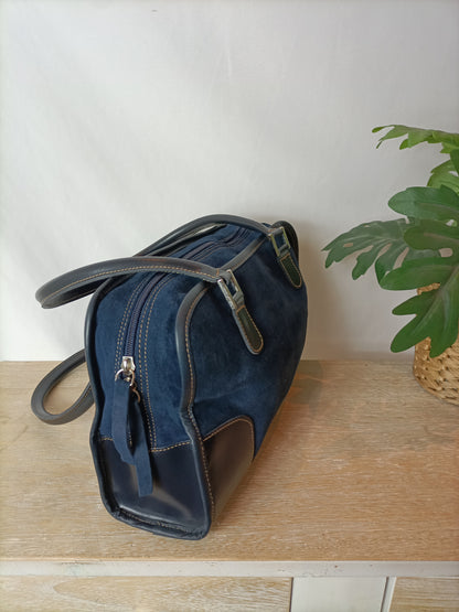 OTRAS. Bolso azul antelina.