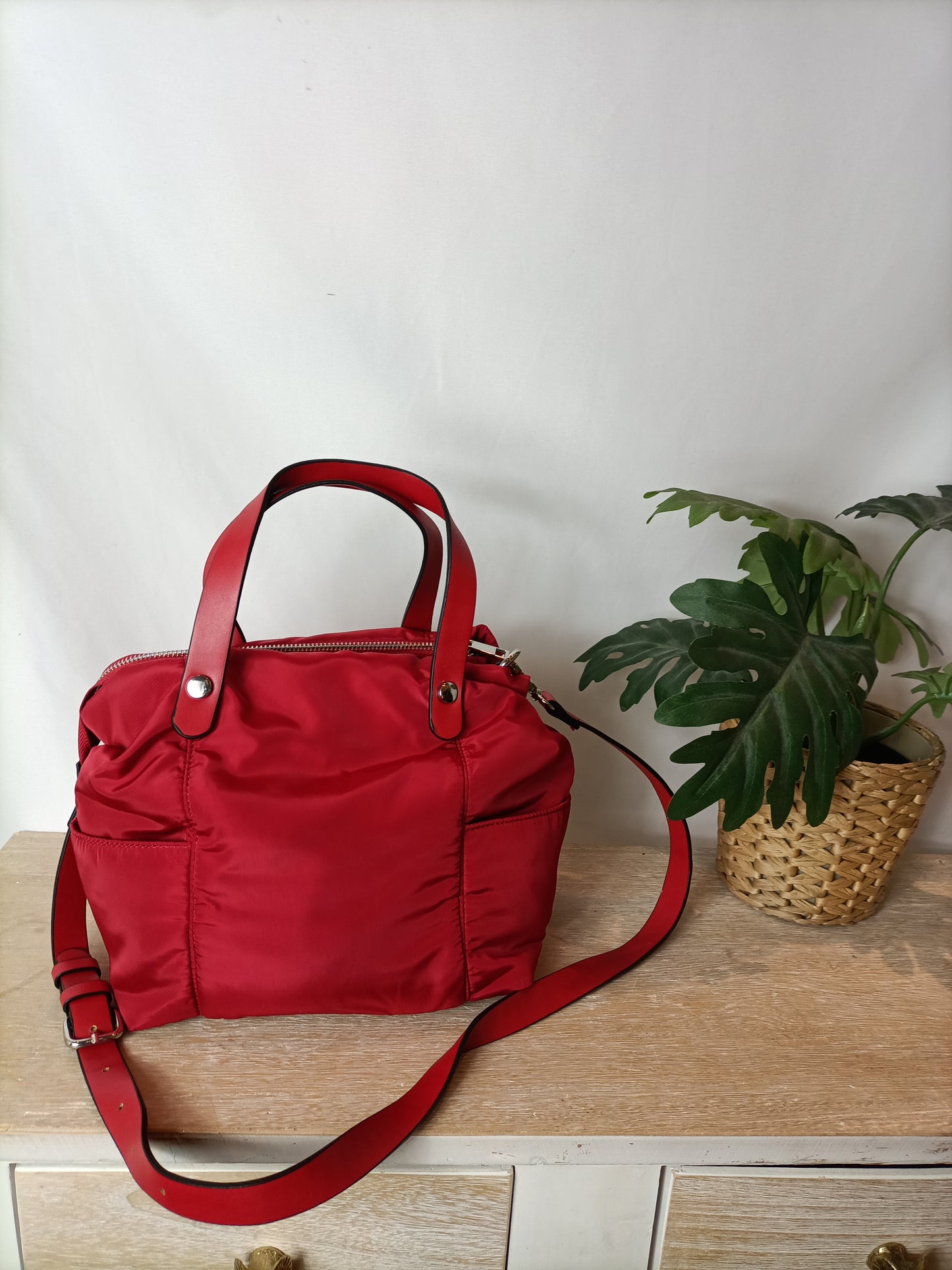 ZARA. Bolso rojo acolchado.
