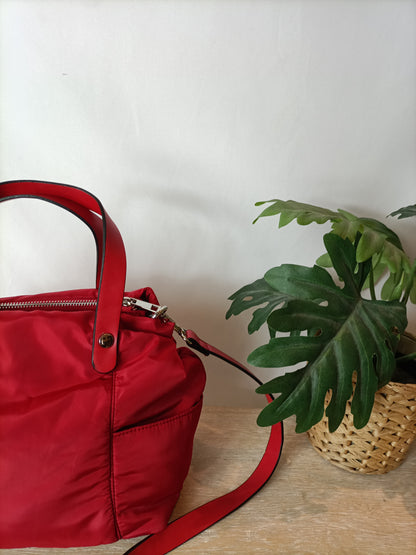 ZARA. Bolso rojo acolchado.