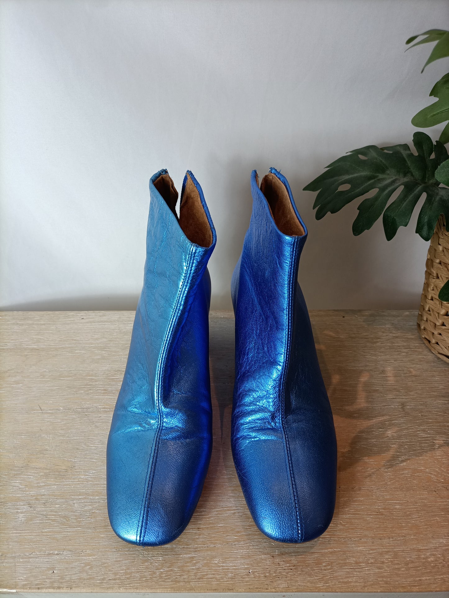 BOOTS&SHOES. Botines azules metalizados. T 38 (tara)