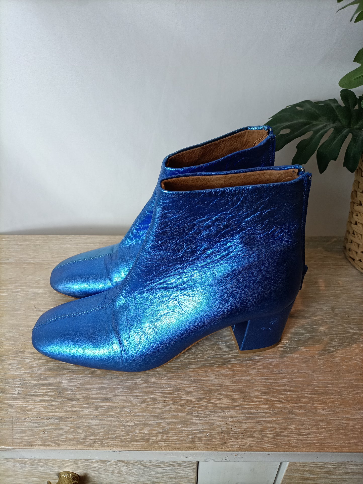 BOOTS&SHOES. Botines azules metalizados. T 38 (tara)
