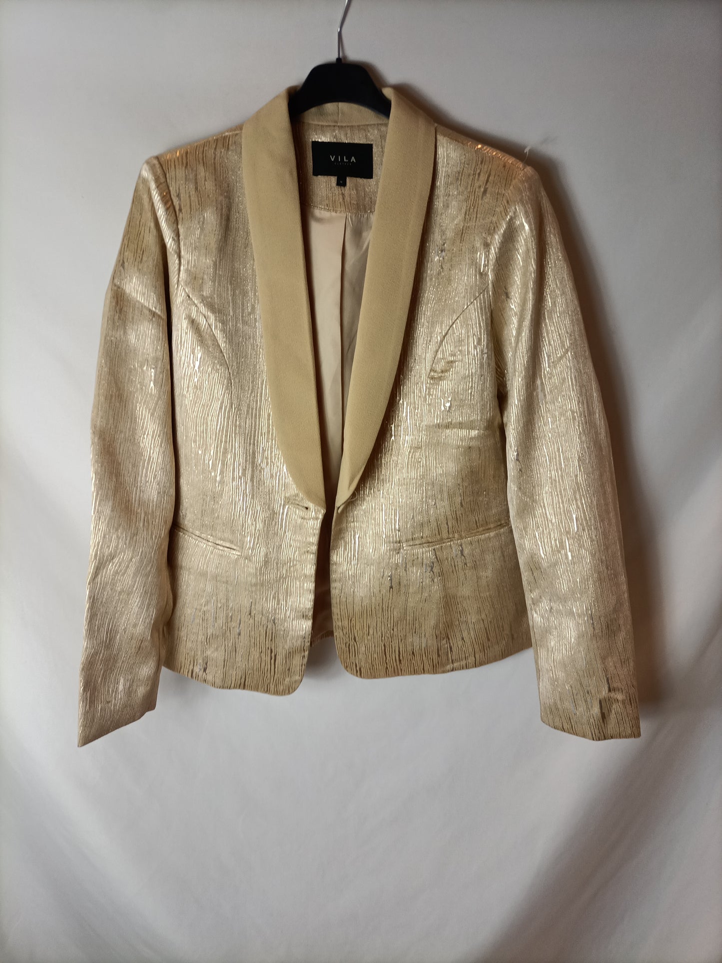 VILA. Gold texture blazer. TM