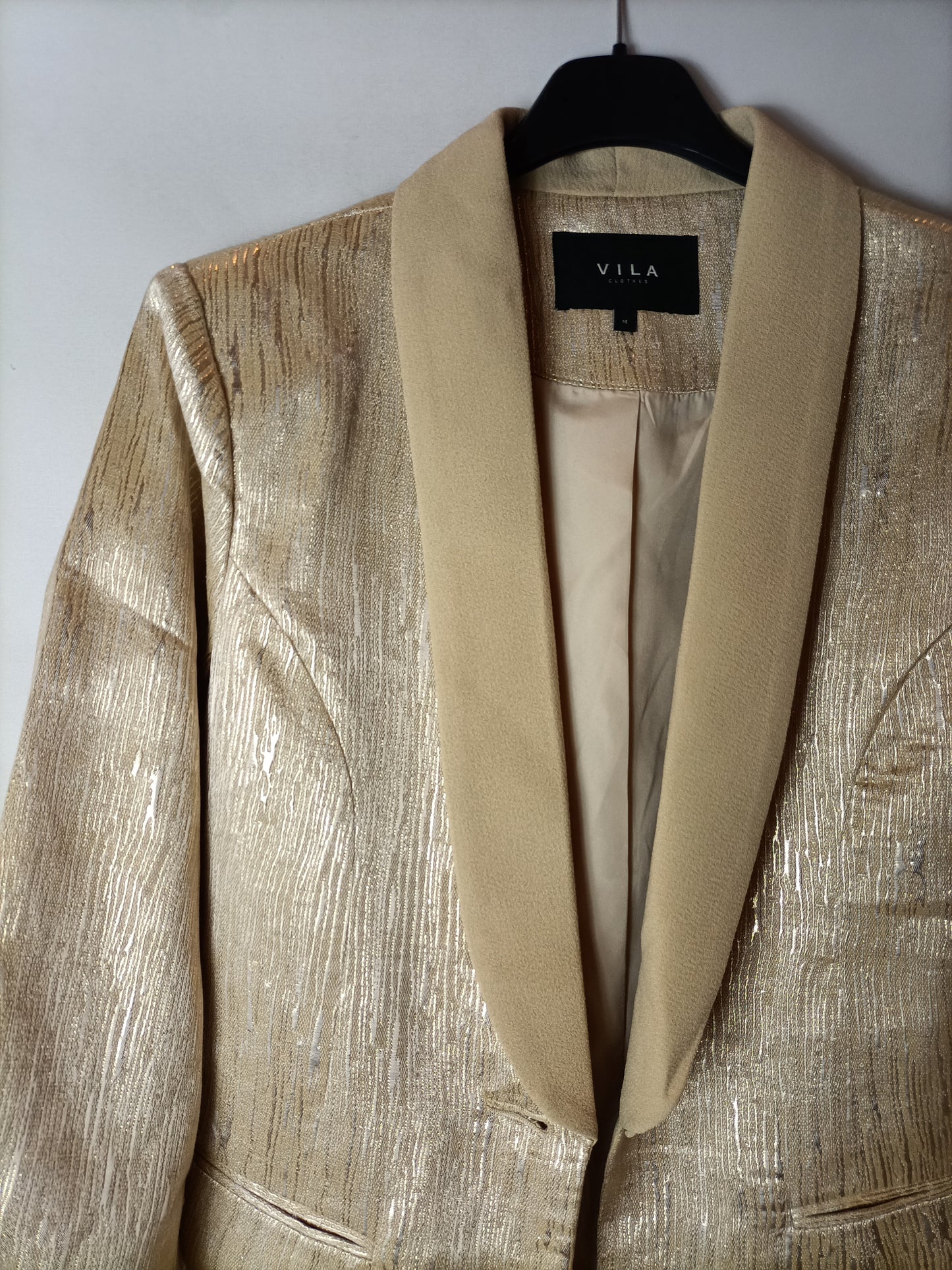 VILA. Gold texture blazer. TM