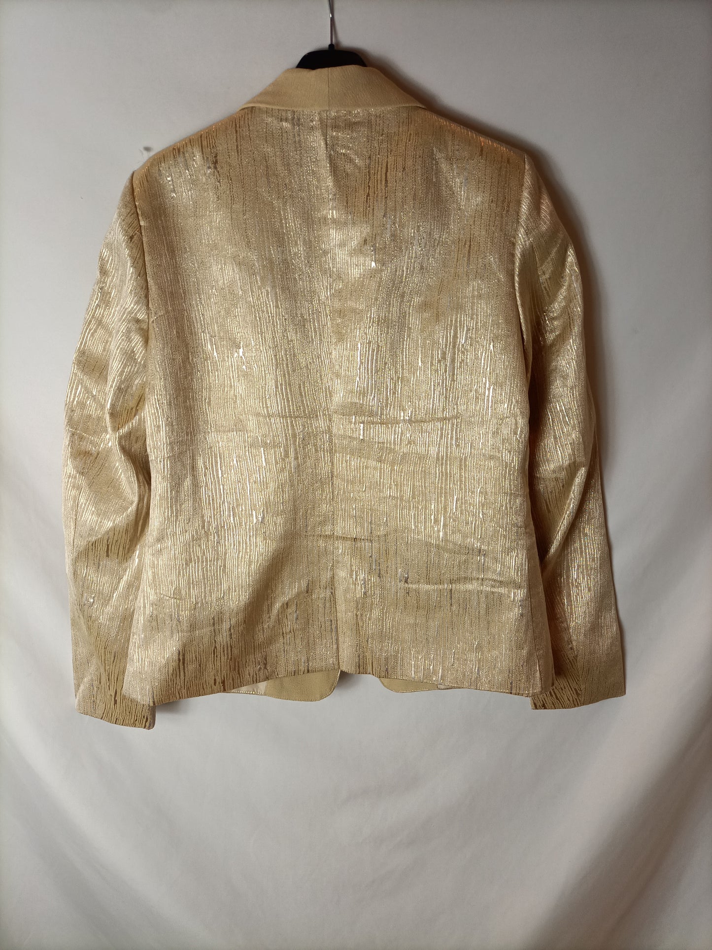 VILA. Gold texture blazer. TM