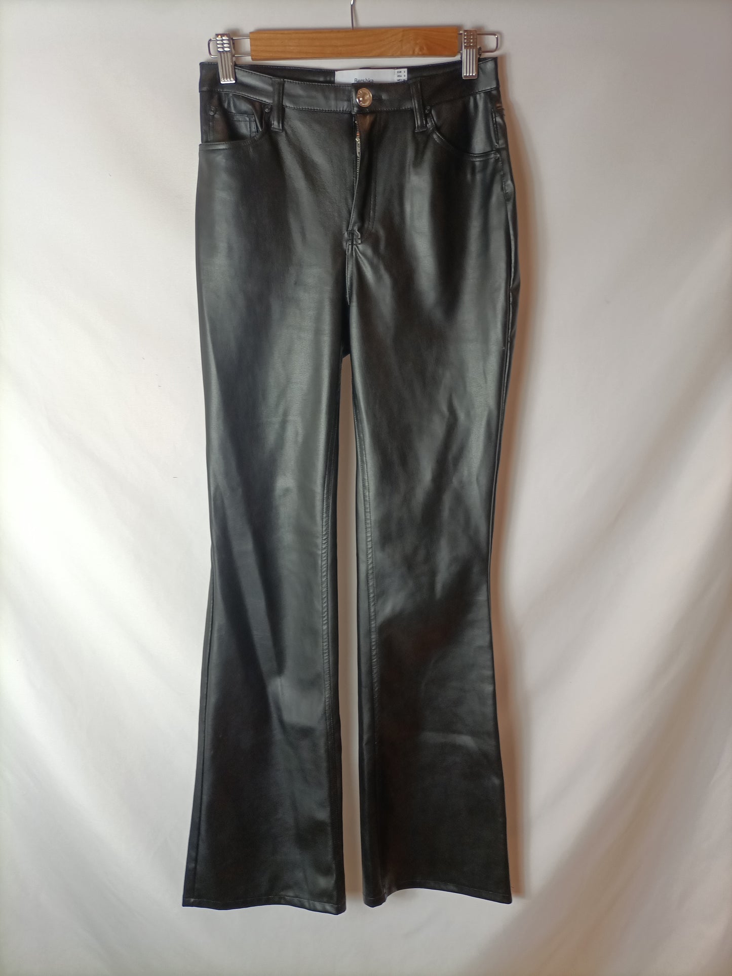 BERSHKA. Faux leather trousers Ts