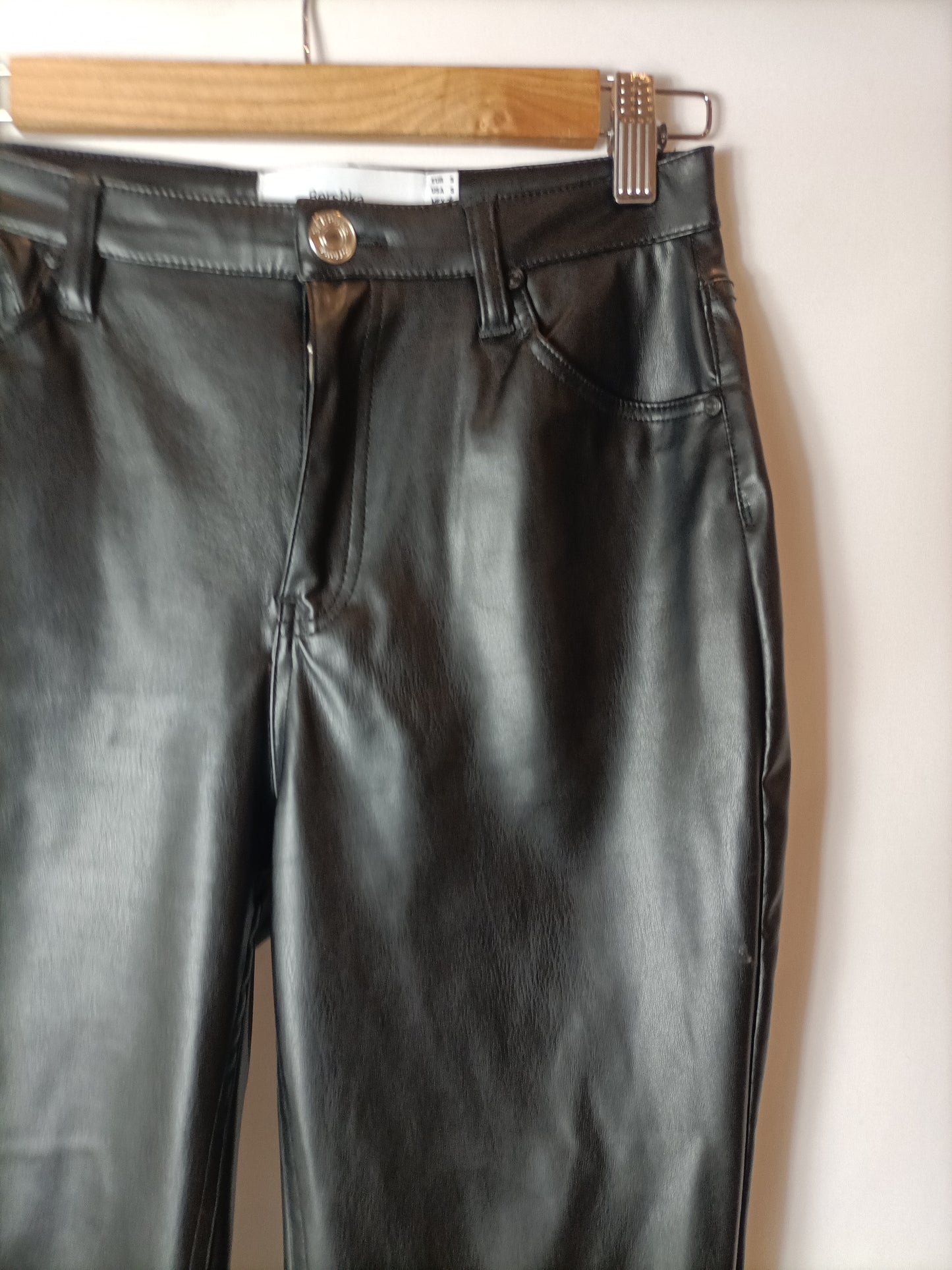BERSHKA. Faux leather trousers Ts