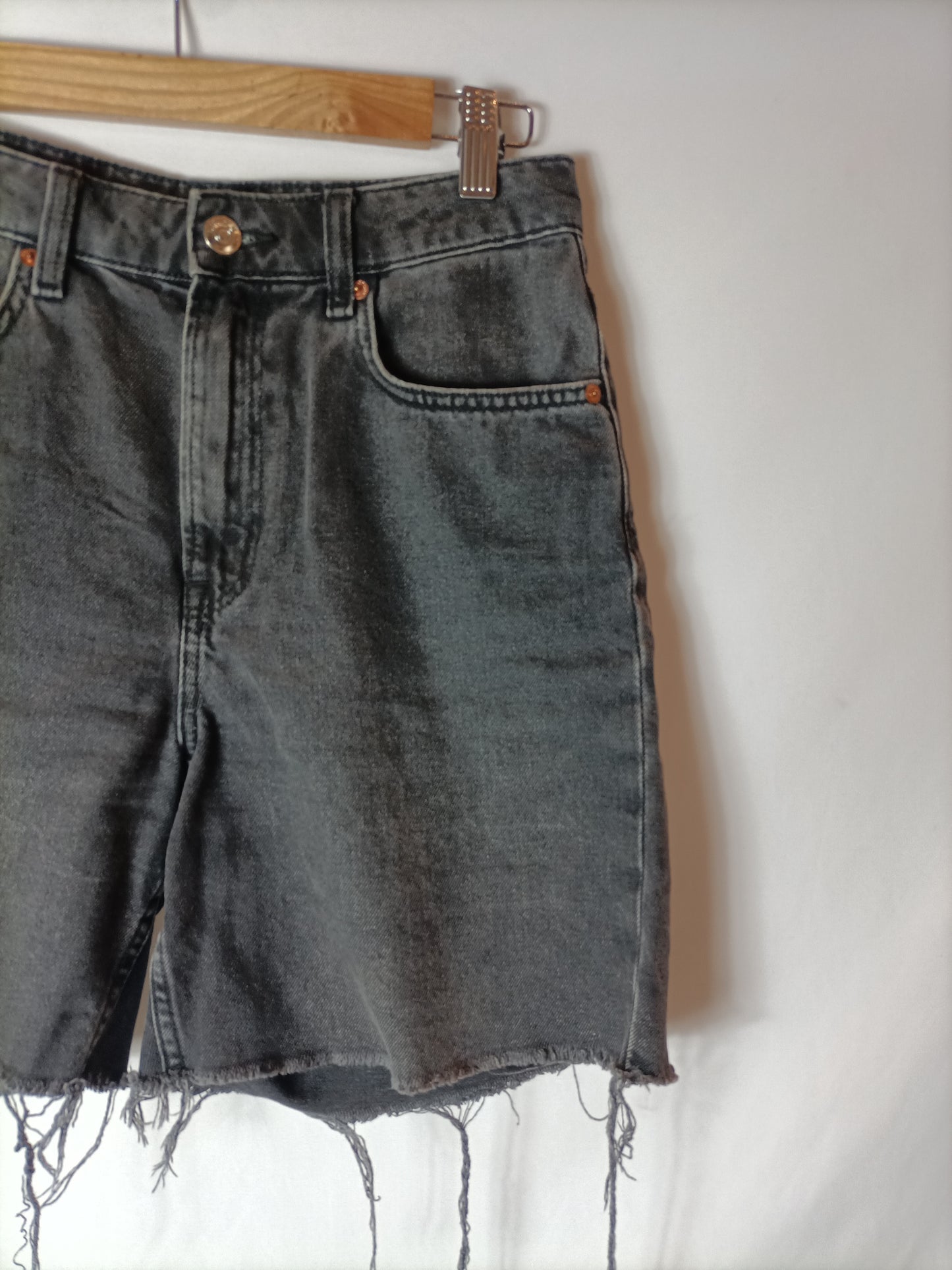 H&M. Shorts gris deshilachado T.36