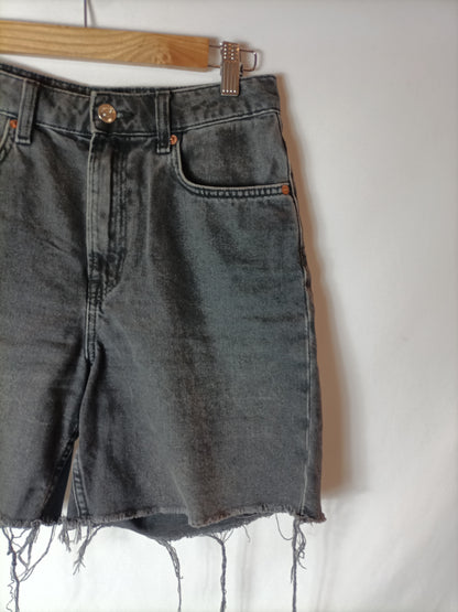 H&M. Shorts gris deshilachado T.36