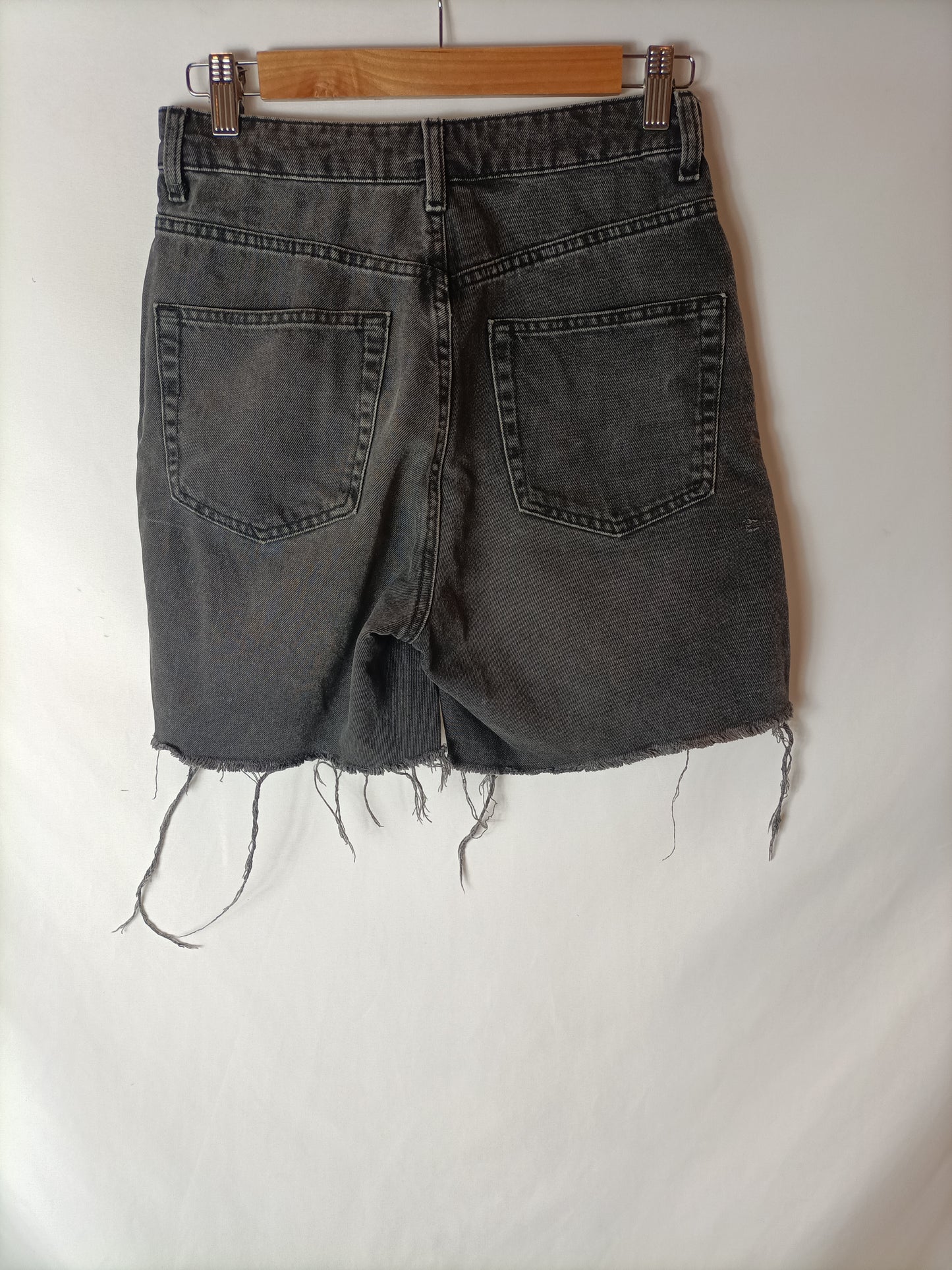 H&M. Shorts gris deshilachado T.36