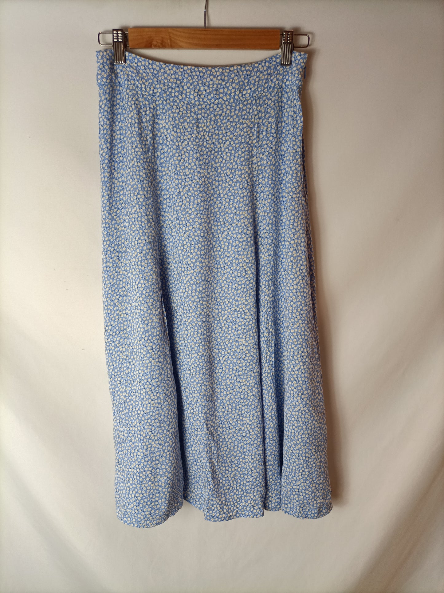 H&M. falda midi flores T.36