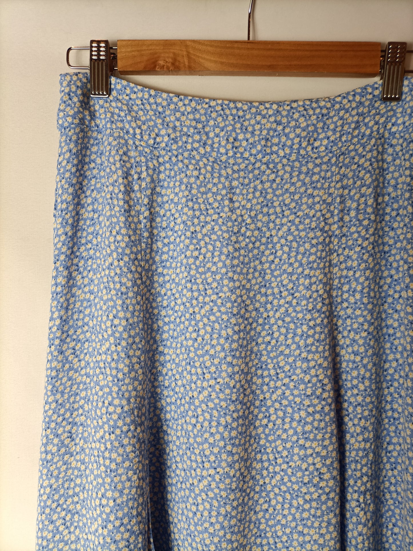 H&M. falda midi flores T.36