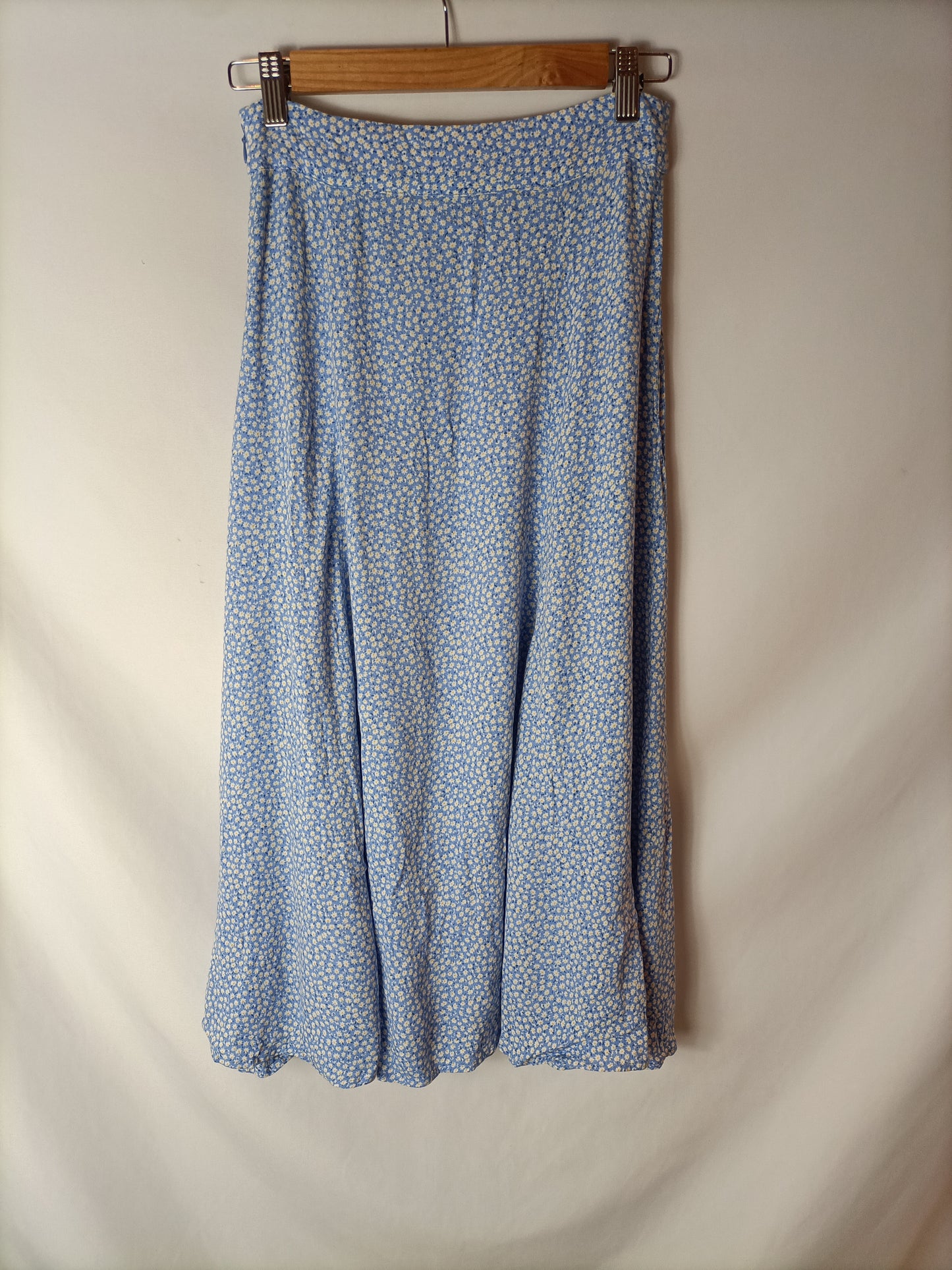 H&M. falda midi flores T.36