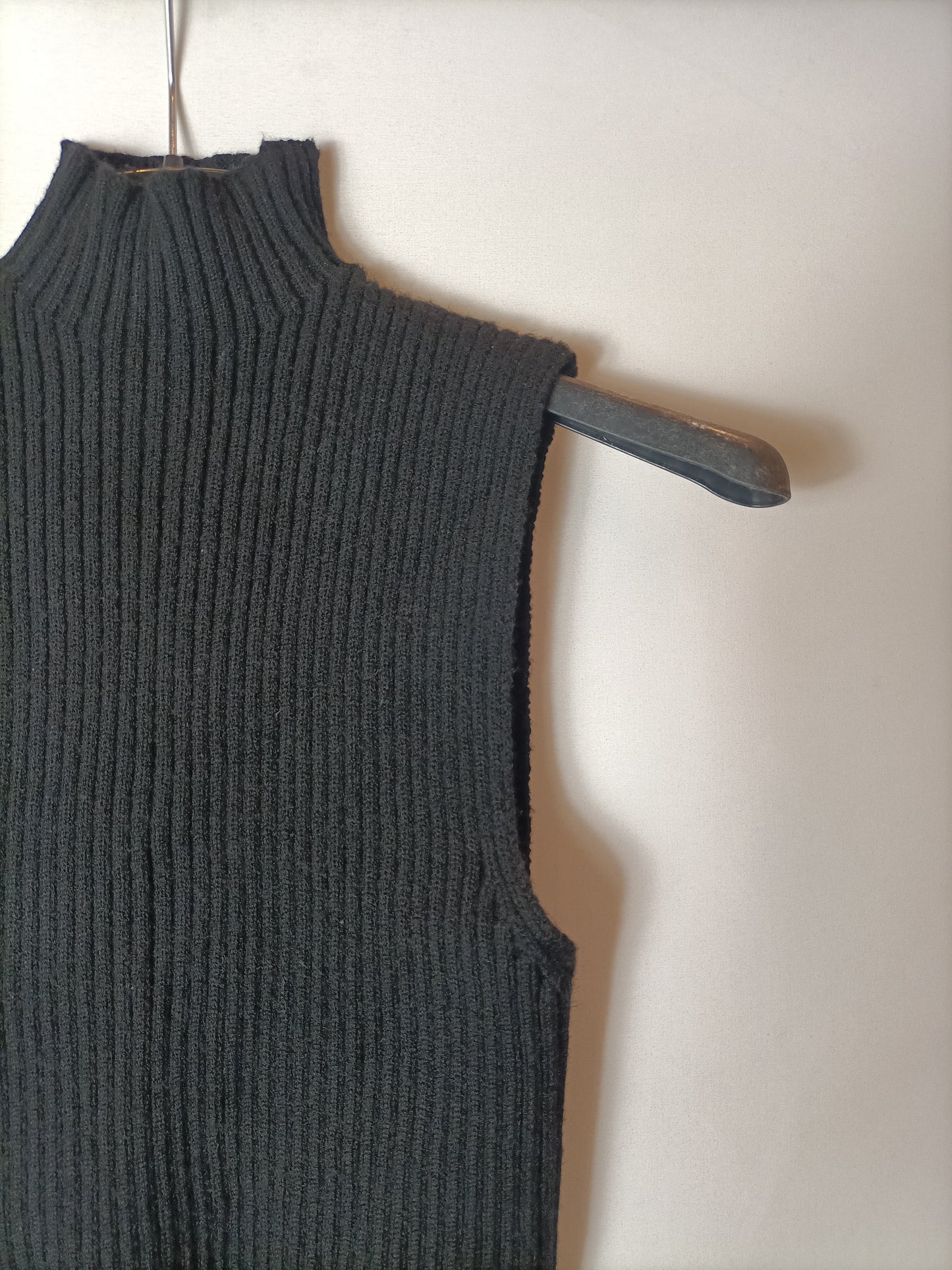 ZARA. Top negro canalé T.s