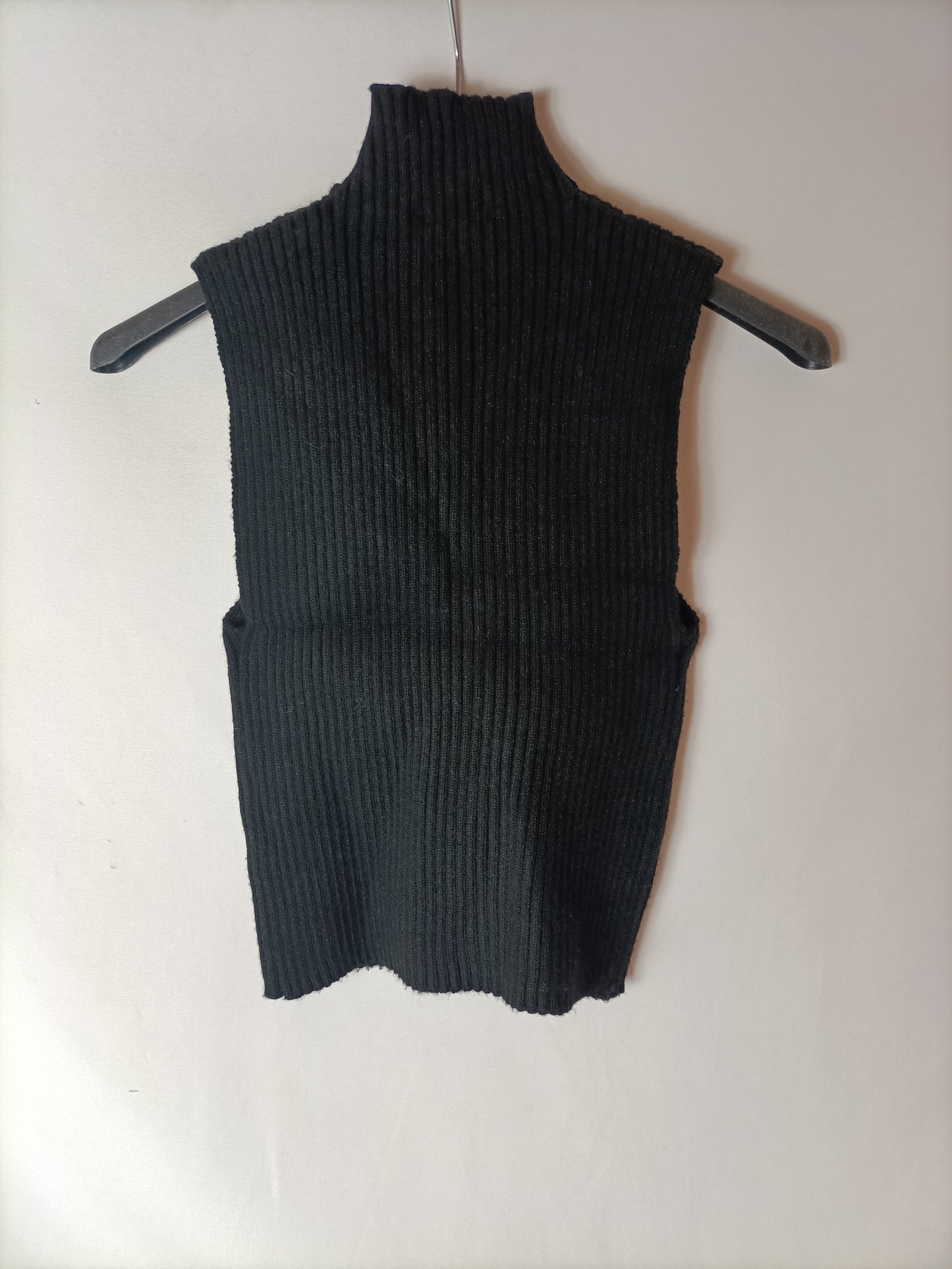 ZARA. Top negro canalé T.s